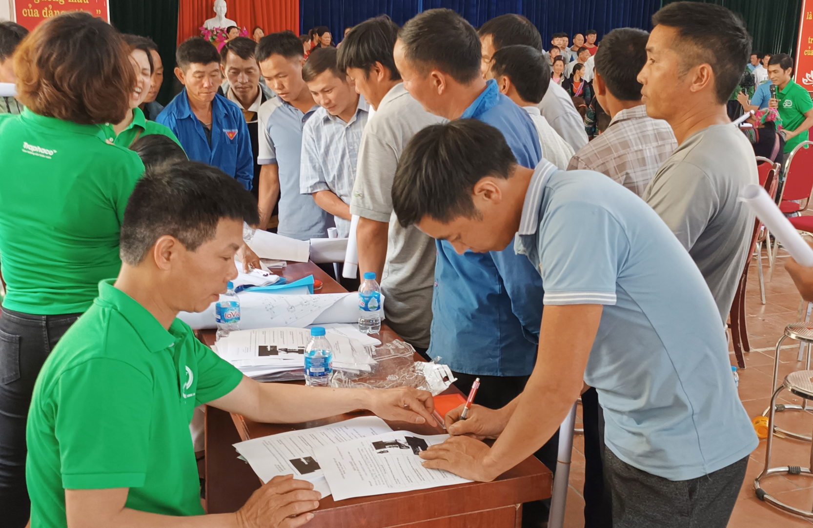 Các hộ dân ký cam kết trồng cây actiso theo hướng dẫn thực hành trồng trọt và thu hái cây thuốc của Tổ chức Y tế thế giới. GIEO 1.jpg