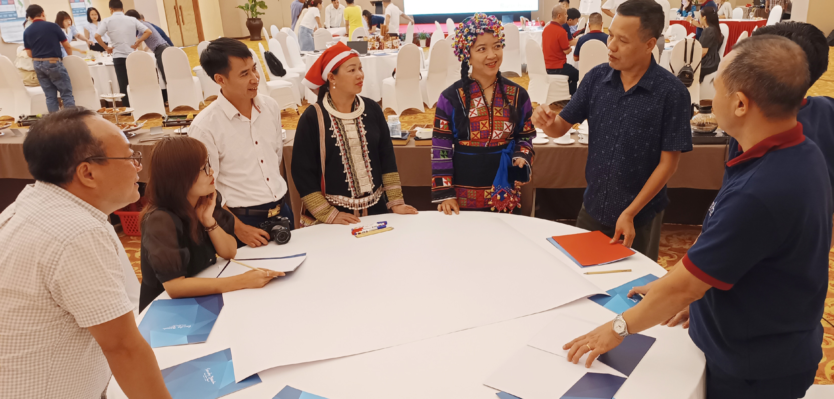 Các thành viên thảo luận xây dựng kế hoạch truyền thông tại địa phương. R3.jpg