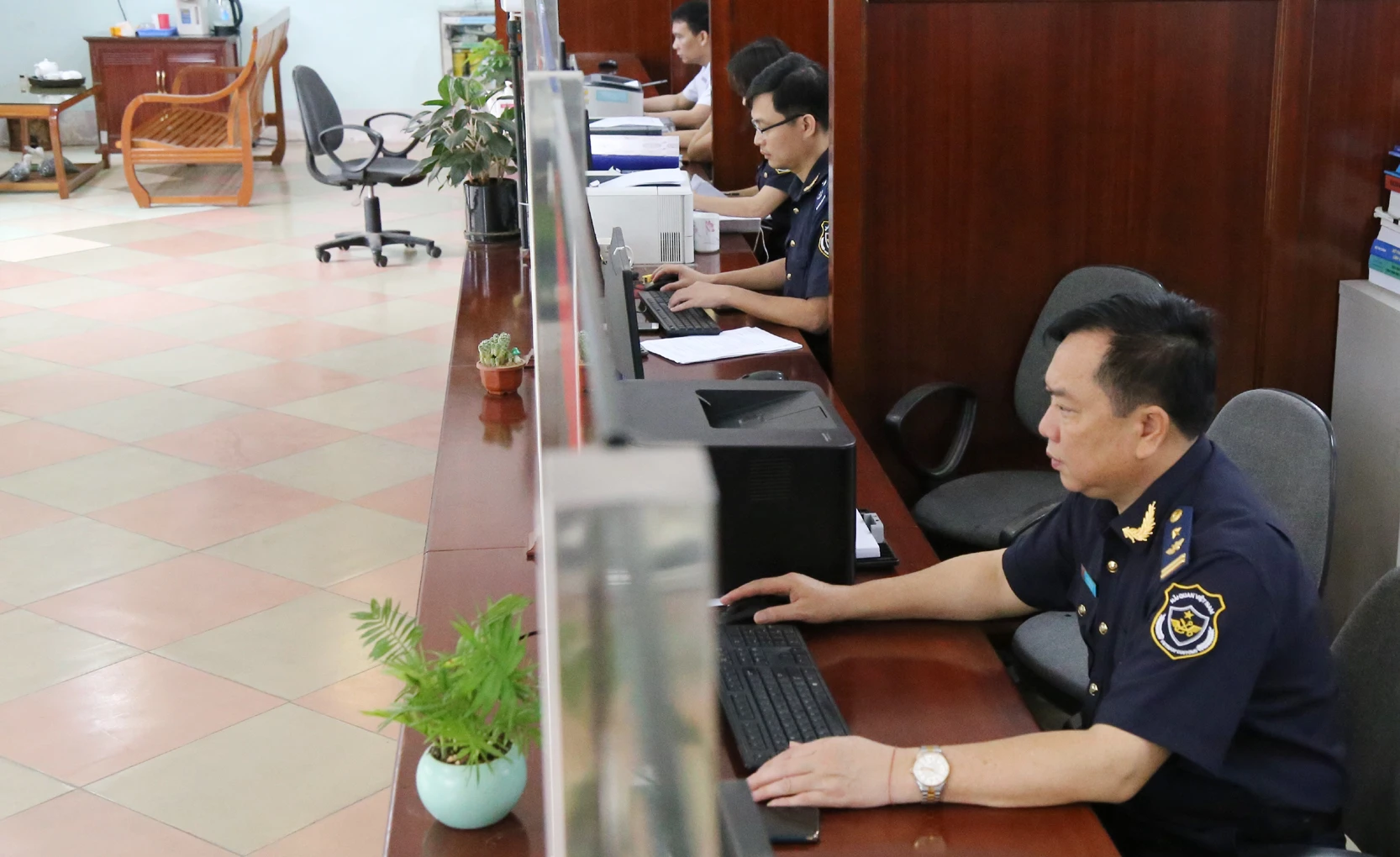 Cán bộ Chi cục Hải quan Ga đường sắt Quốc tế Lào Cai tiếp nhận và giải quyết thủ tục hải quan cho doanh nghiệp.