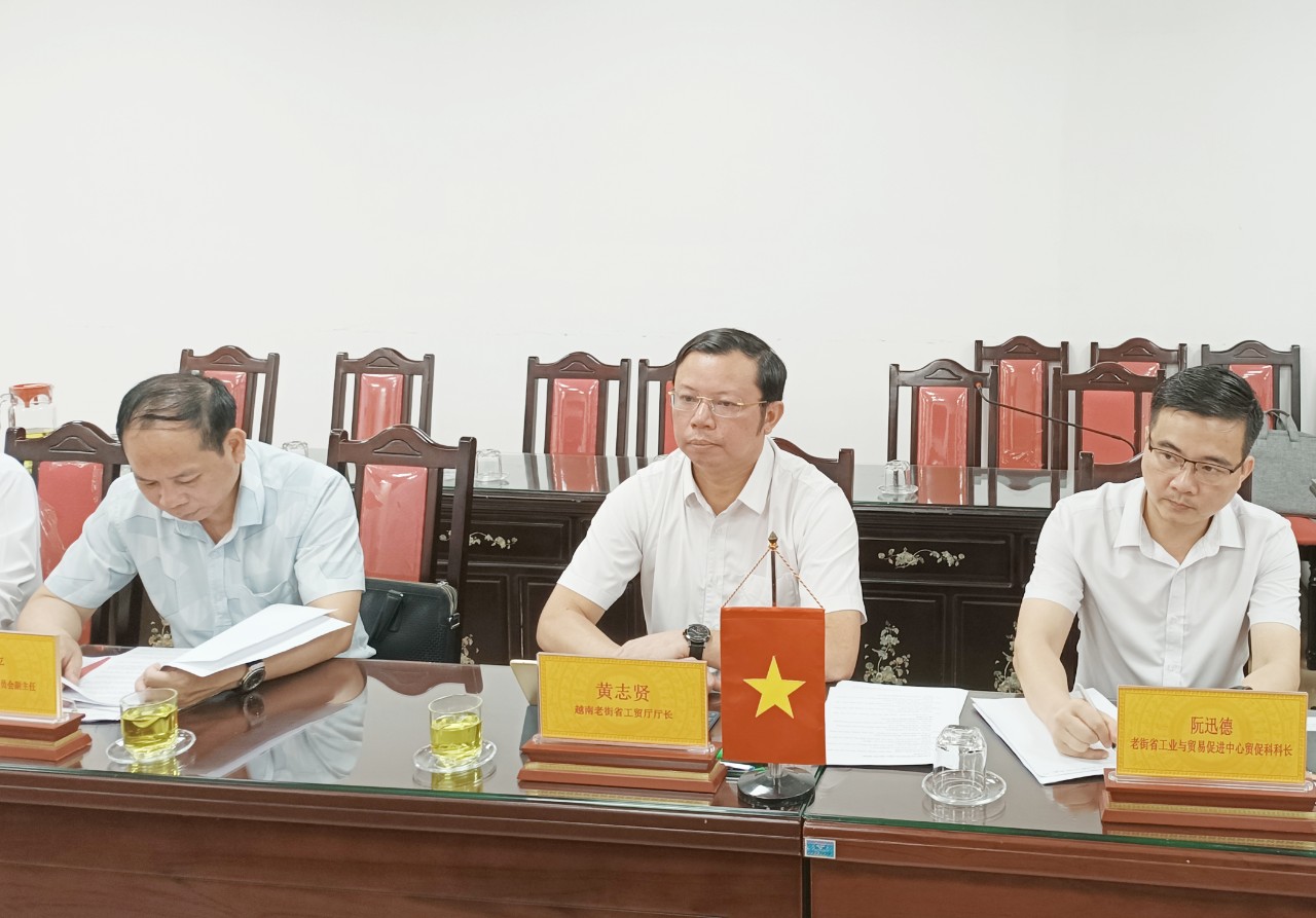 Lãnh đạo Sở Công Thương Lào Cai giới thiệu khái quát về tiềm năng, lợi thế, vị trí địa lý, điều kiện tự nhiên và Khu Kinh tế tỉnh Lào Cai, các quy hoạch xây dựng chung của tỉnh cho các doanh nghiệp Trung Quốc. TD7.jpg