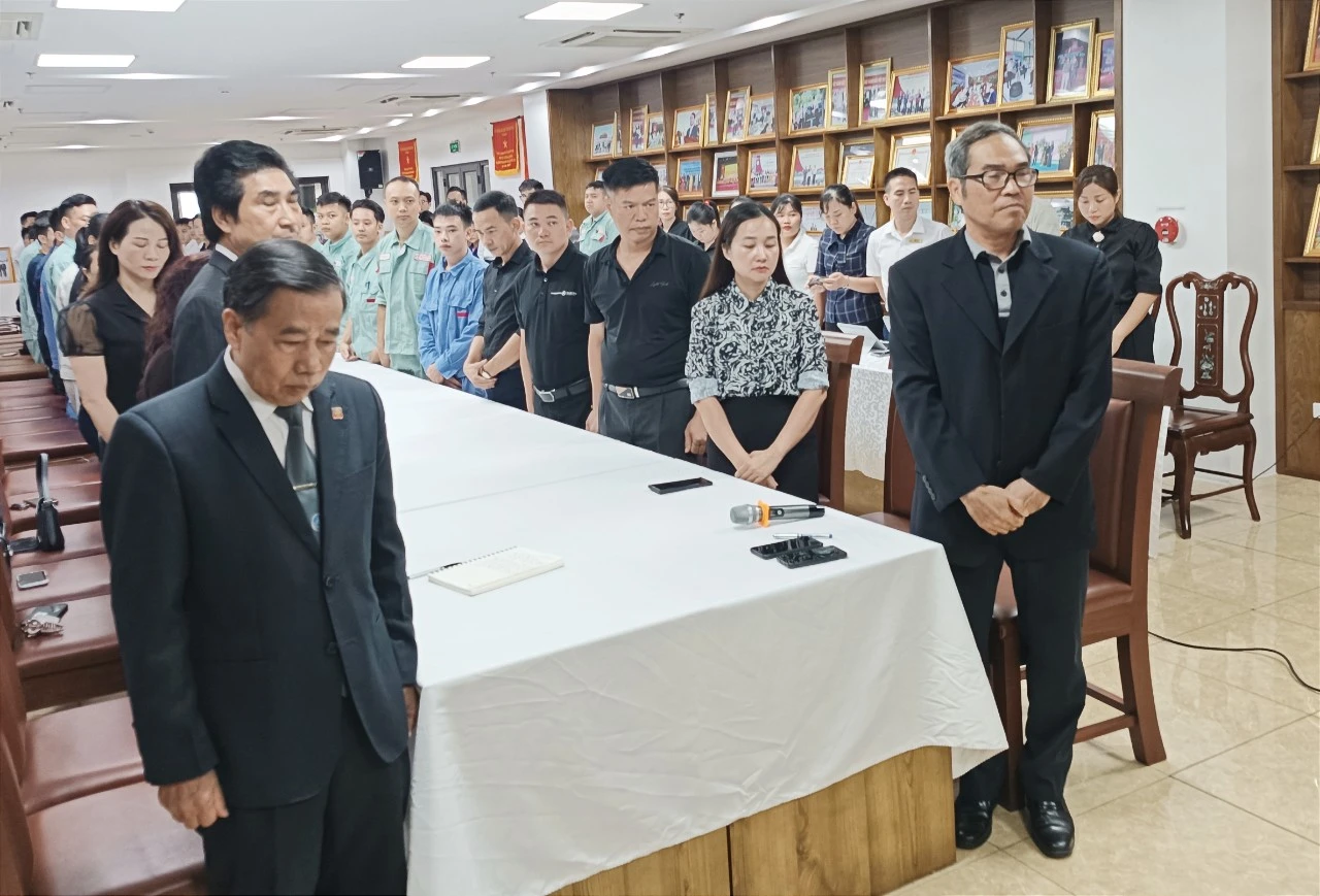 Cán bộ, đảng viên Hiệp hội Doanh nghiệp tỉnh Lào Cai và người lao động Công ty TNHH Cơ khí tổng hợp Huy Long, Công ty TNHH Toyota Lào Cai tưởng niệm Tổng Bí thư Nguyễn Phú Trọng.
