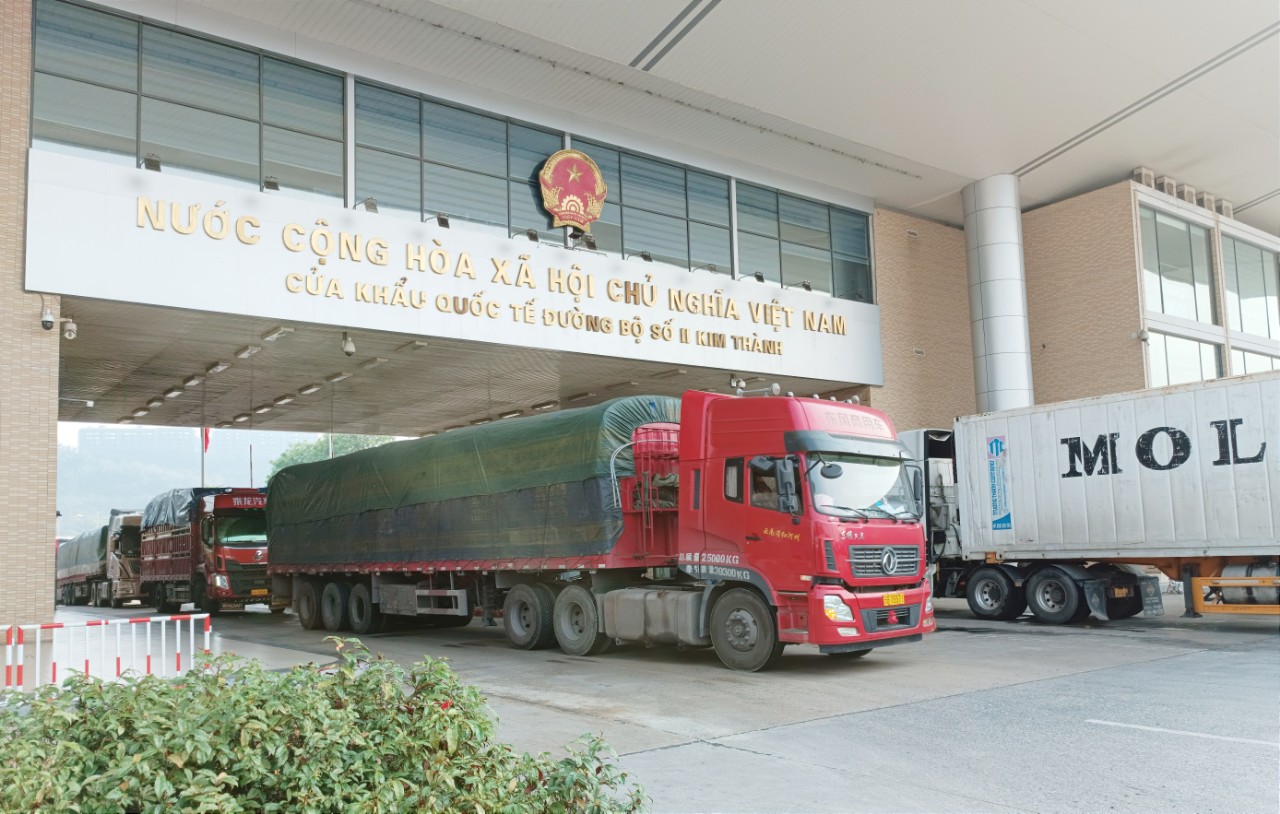 Hoạt động xuất - nhập khẩu hàng hóa qua các cửa khẩu trên địa bàn có nhiều khởi sắc. KT1.jpg