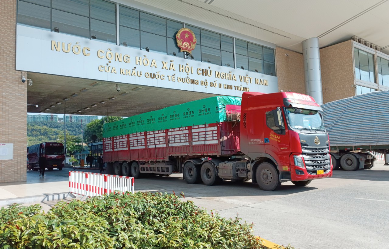 Hoạt động xuất - nhập khẩu hàng hoá tại Cửa khẩu Quốc tế đường bộ số II Kim Thành. x4-5644.jpg