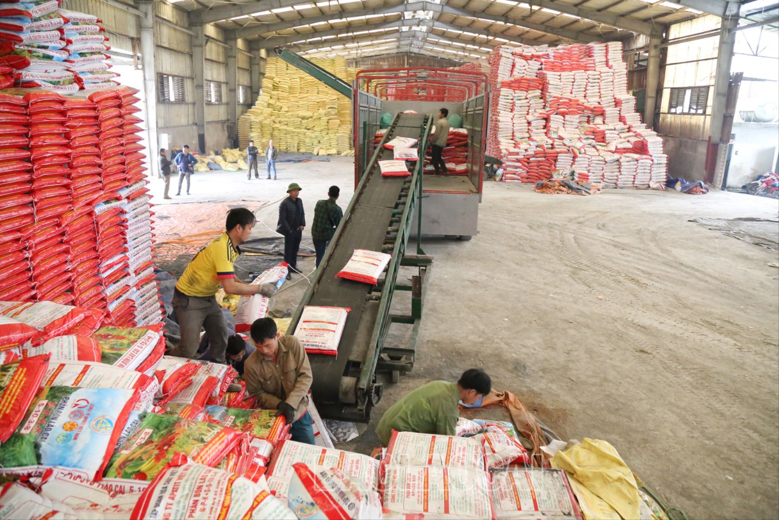 Hoạt động sản xuất, kinh doanh của nhiều doanh nghiệp gặp khó khăn về giá nguyên liệu đầu vào và tiêu thụ sản phẩm. CN3.jpg