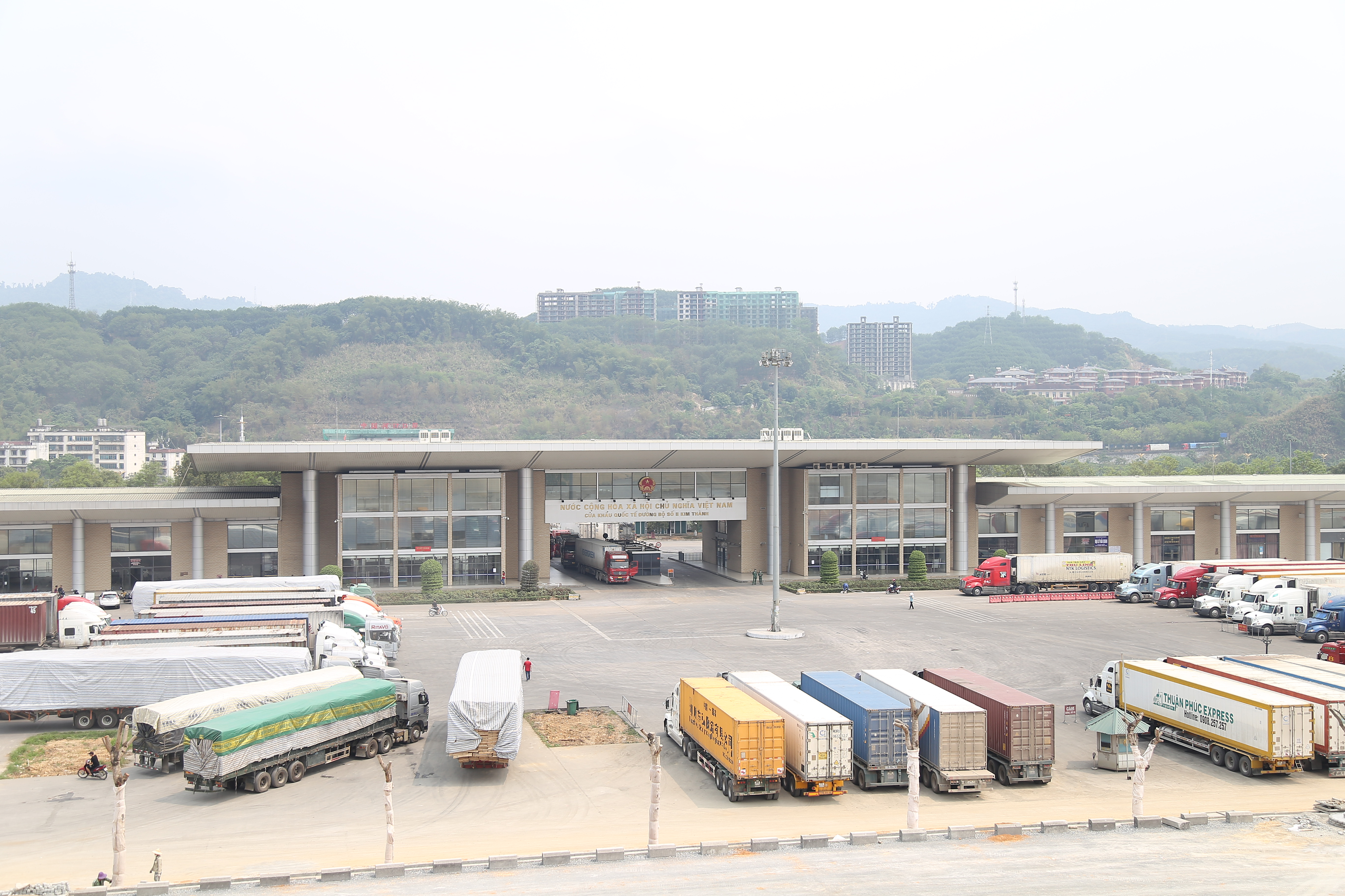 Cửa khẩu Quốc tế đường bộ số II Kim Thành mỗi ngày có khoảng 300 xe hàng hóa được làm thủ tục thông quan. HQ1.JPG