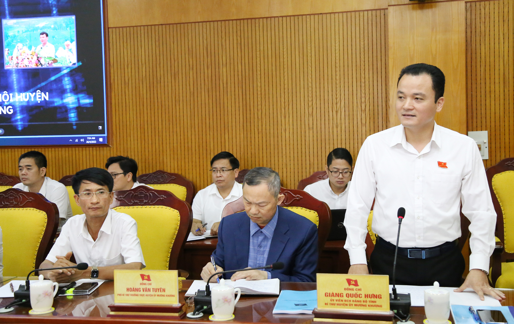 Đồng chí Giàng Quốc Hưng, Bí thư Huyện ủy Mường Khương báo cáo tại buổi làm việc. M10.jpg