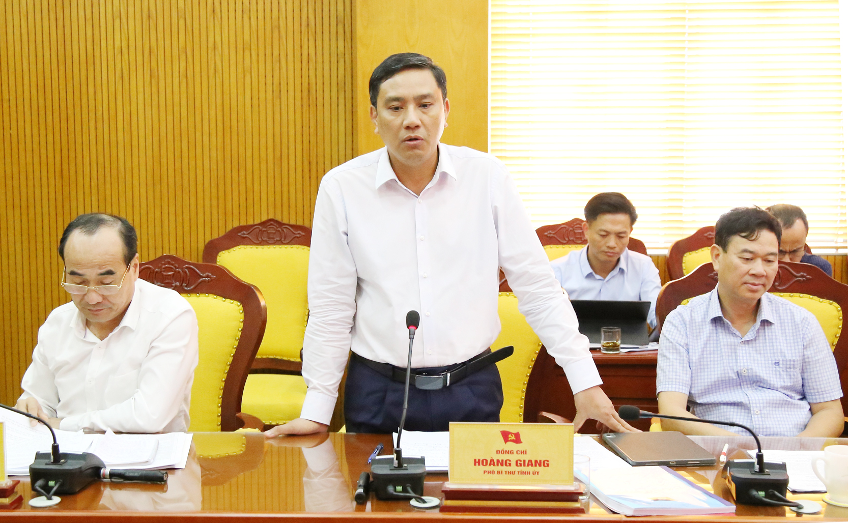 Đồng chí Hoàng Giang, Phó Bí thư Tỉnh ủy phát biểu tại buổi làm việc. Đồng chí Hoàng Giang, Phó Bí thư Tỉnh ủy phát biểu tại buổi làm việc.