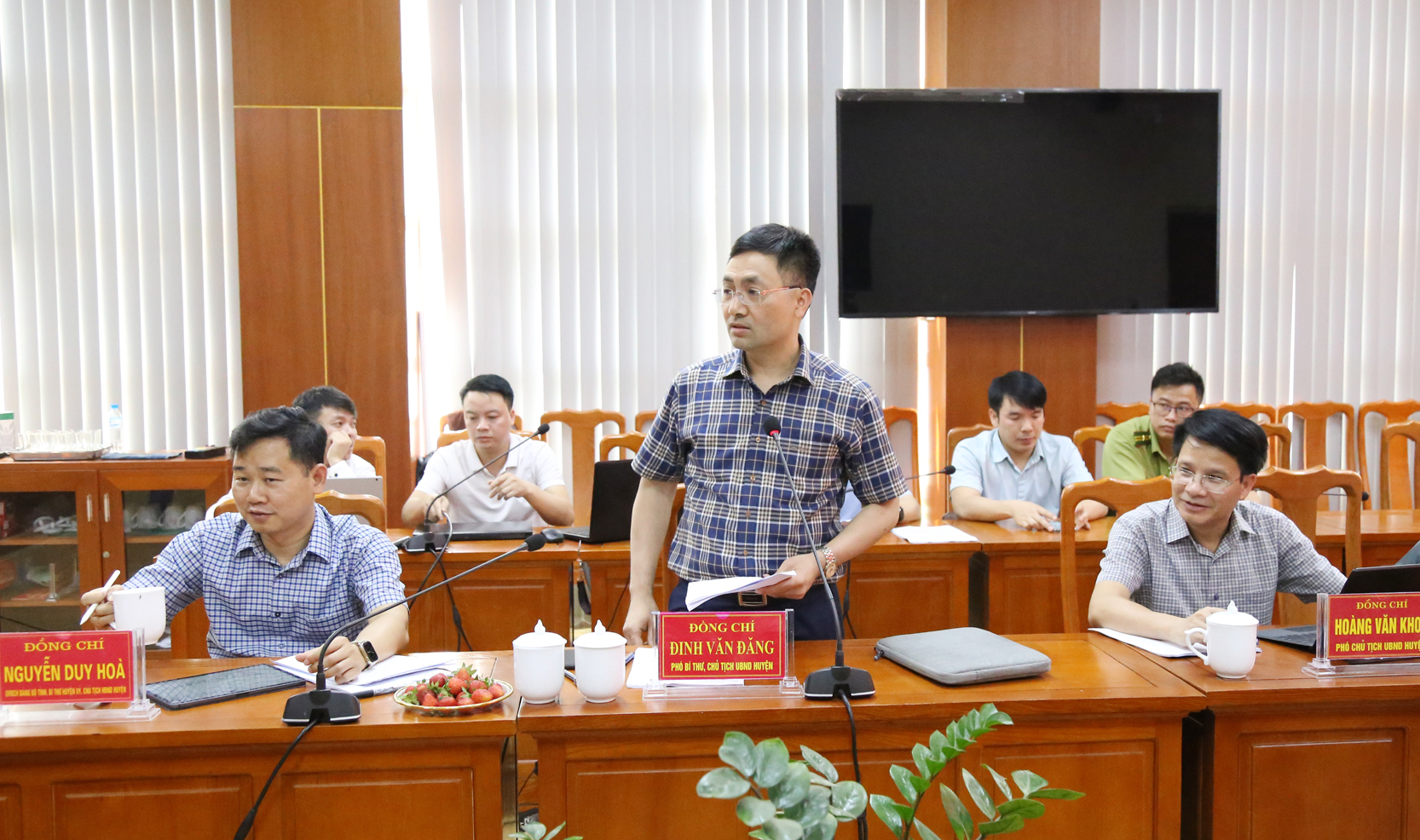 Chủ tịch UBND huyện Bắc Hà Đinh Văn Đăng báo cáo tình hình thực hiện đầu tư công trên địa bàn huyện. C5.jpg