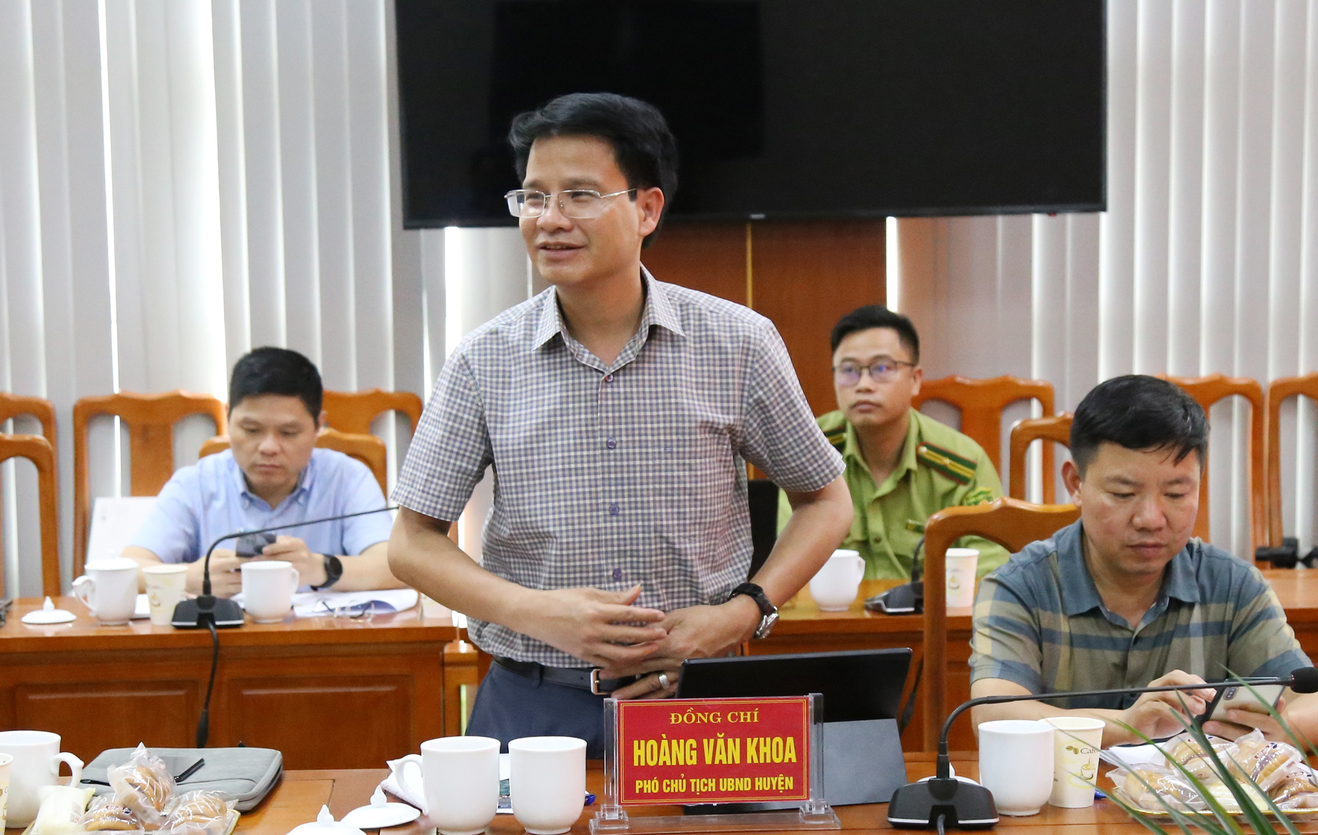Phó Chủ tịch UBND huyện Bắc Hà Hoàng Văn Khoa phát biểu tại buổi làm việc. C11.jpg