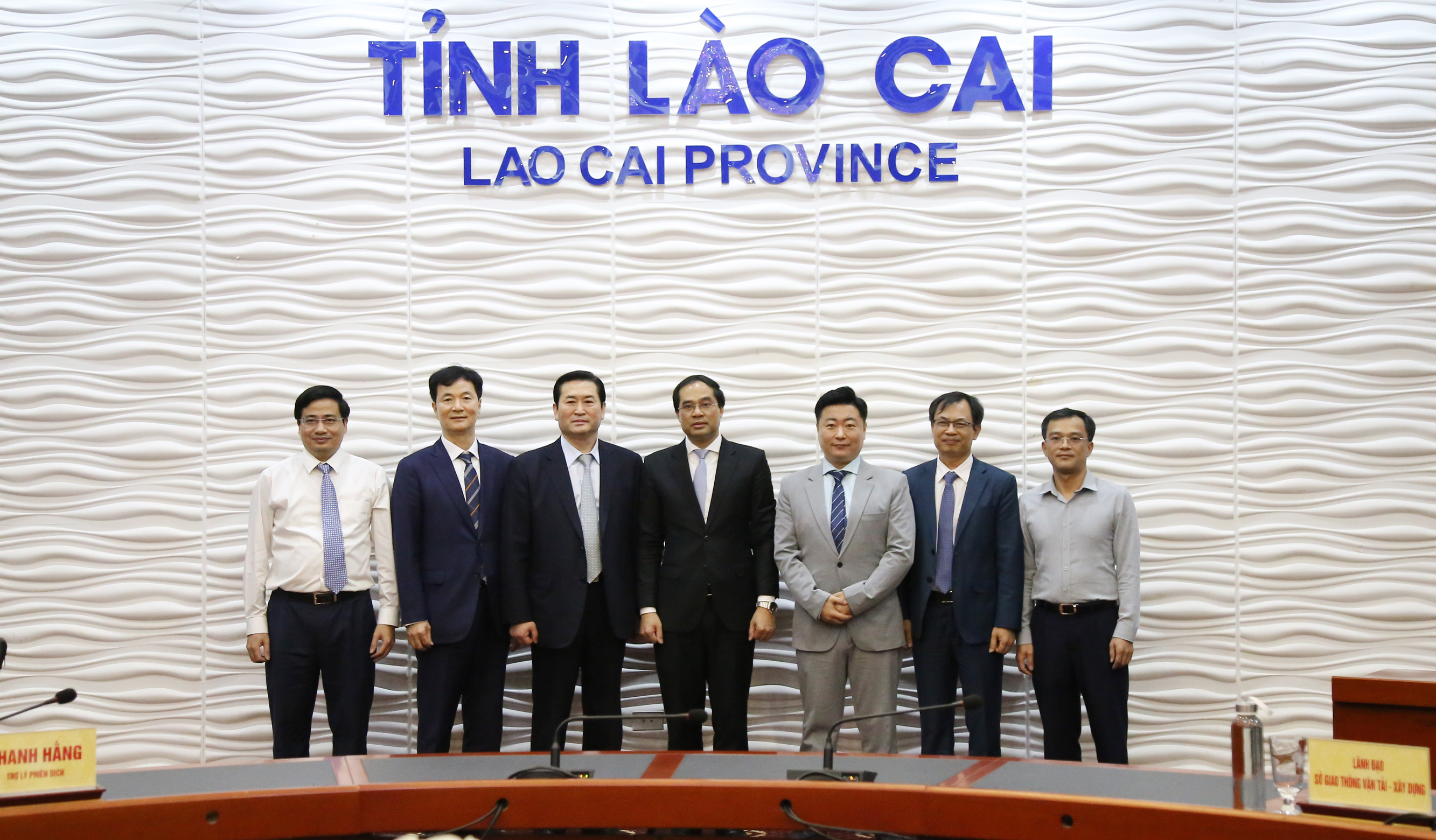 Chủ tịch UBND tỉnh Trịnh Xuân Trường, lãnh đạo các sở và nhà đầu tư Hàn Quốc chụp ảnh lưu niệm. H1.jpg