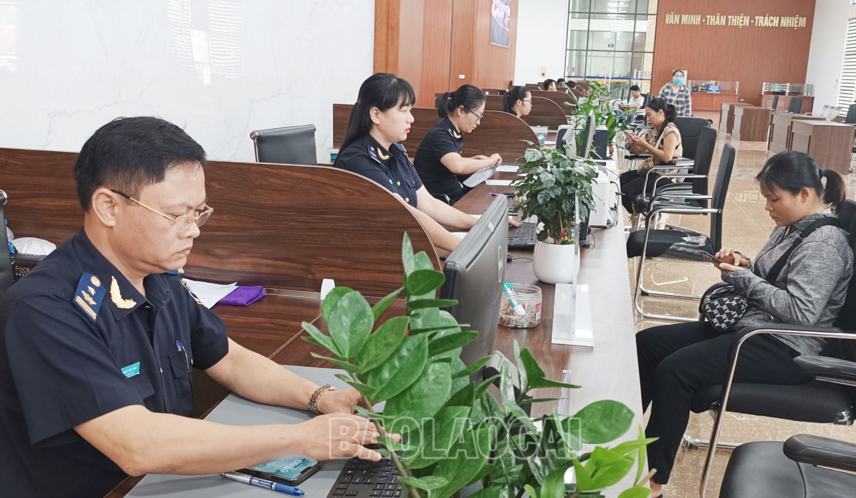 Doanh nghiệp làm thủ tục hải quan tại Trung tâm tiếp nhận, giải quyết thủ tục hành chính Cửa khẩu Quốc tế đường bộ số II Kim Thành. . HQ2.jpg