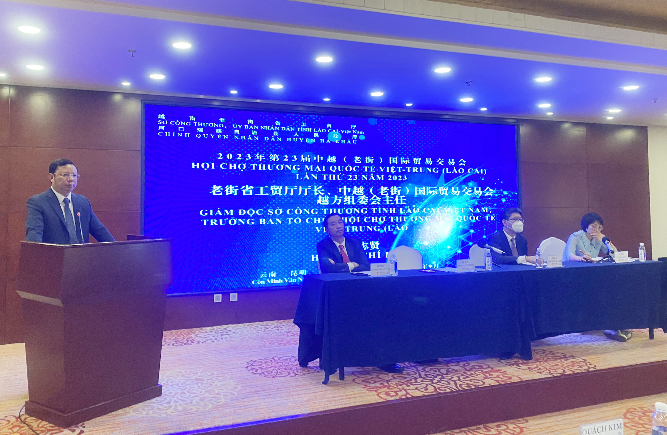 Giám đốc Sở Công Thương Lào Cai, Trưởng Ban Tổ chức Hội chợ Thương mại quốc tế Việt - Trung (Lào Cai) lần thứ 23 trực tiếp trả lời các ý kiến cho các doanh nghiệp tại hội nghị chiêu thường tại tại thành phố Côn Minh, tỉnh Vân Nam (Trung Quốc). HT5.jpg