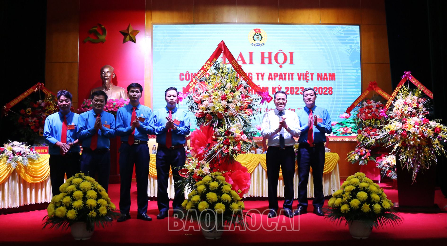 Lãnh đạo Công ty Apatit Việt Nam tặng hoa chúc mừng đại hội. C4.jpg