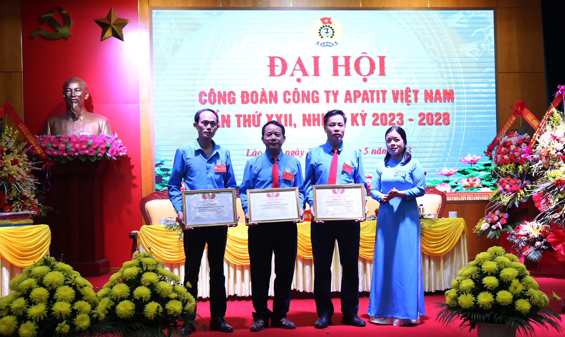 Trao Bằng khen của Liên đoàn Lao động tỉnh Lào Cai cho 3 tập thể. C2.jpg