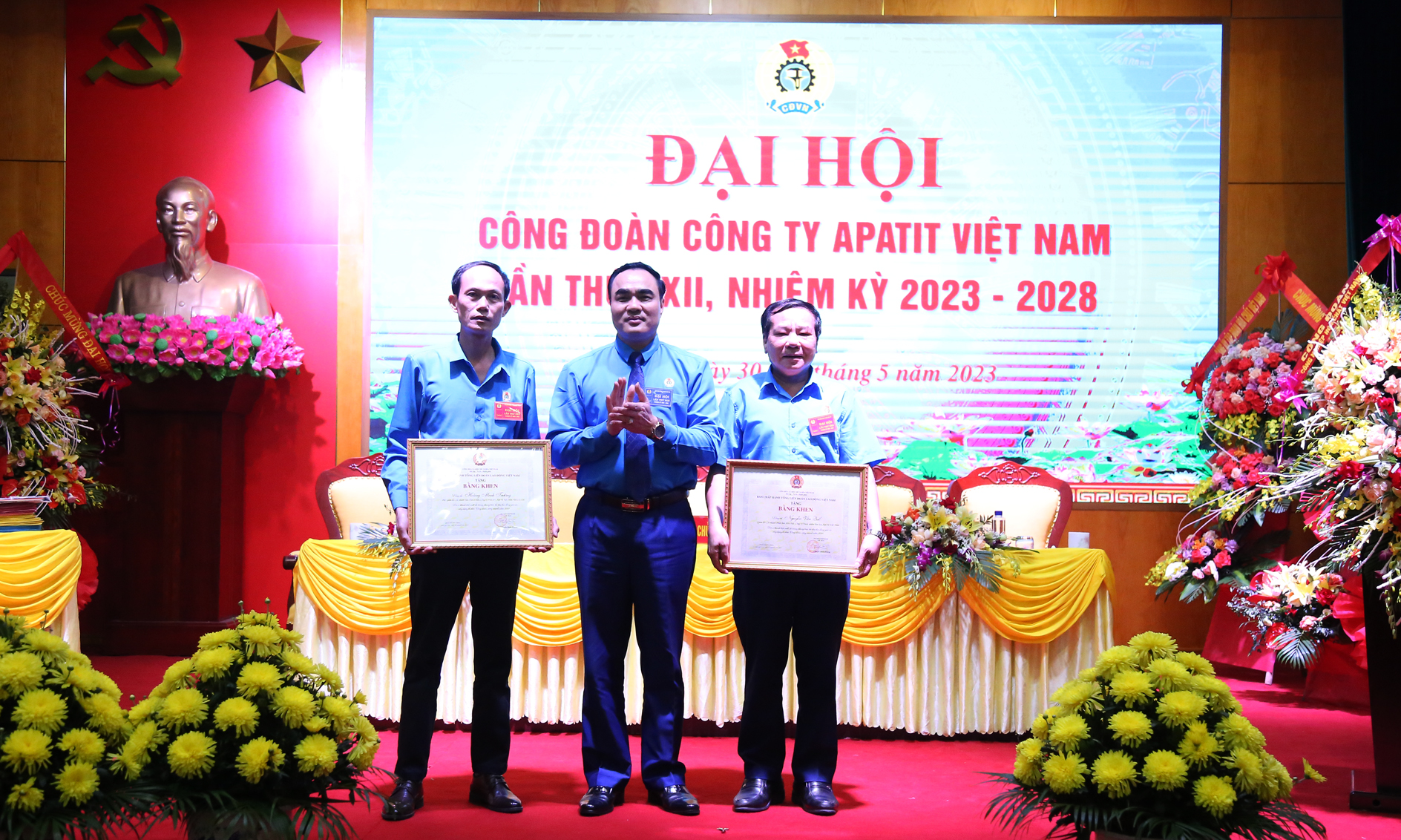 Trao Bằng khen của Tổng Liên đoàn Lao động Việt Nam cho 2 cá nhân. C3.jpg