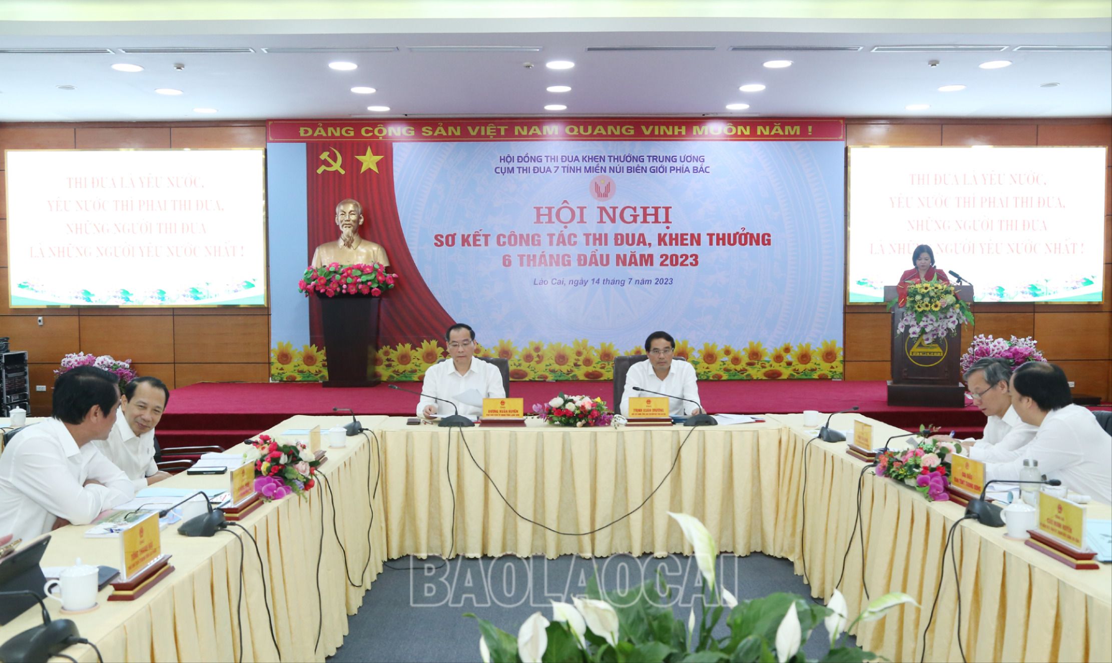 Các đồng chí chủ trì hội nghị. TD.jpg