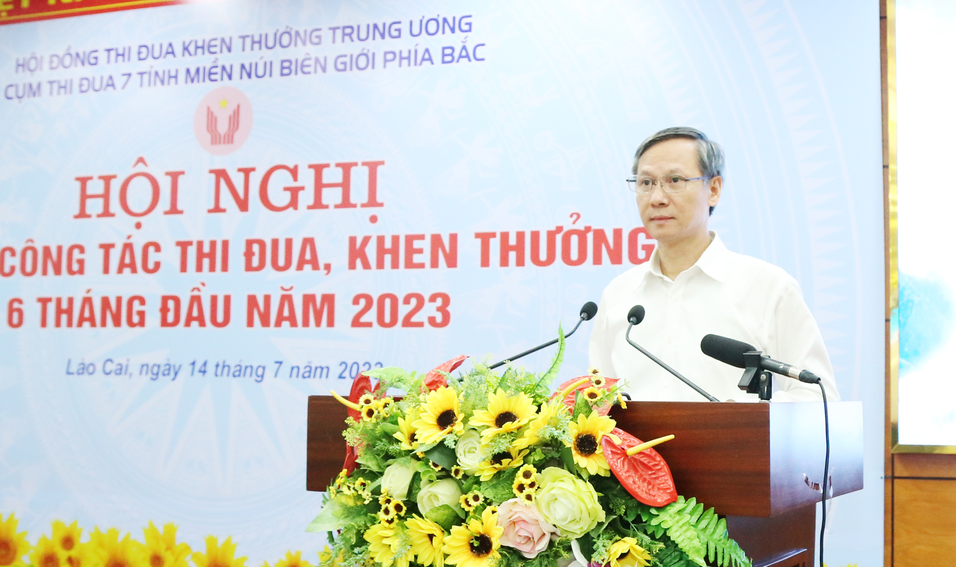Phó Trưởng ban, Ban Thi đua - Khen thưởng Trung ương Phan Văn Hùng phát biểu tại hội nghị. TD16.jpg