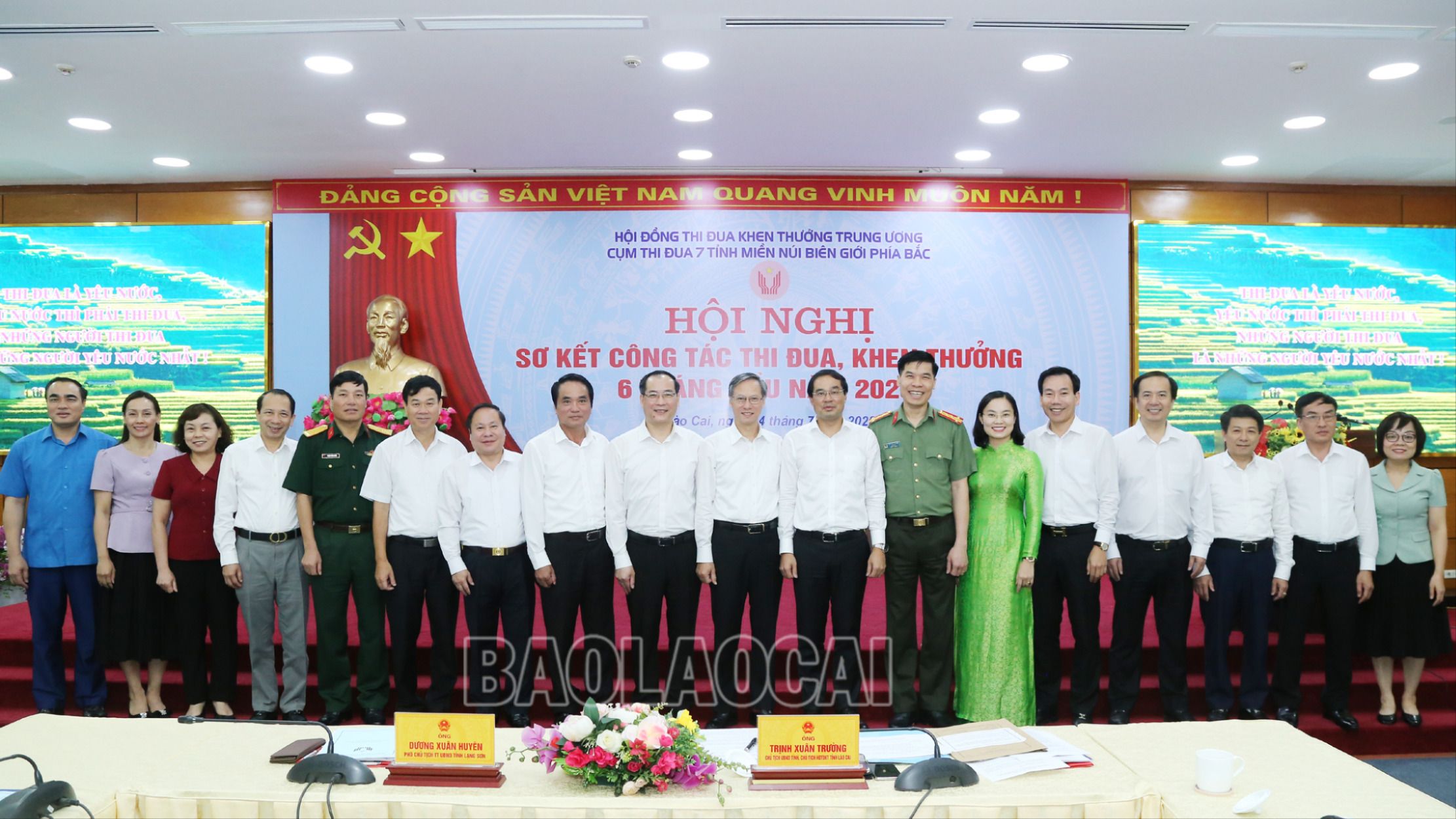 Các đại biểu chụp ảnh lưu niệm. TD1.jpg
