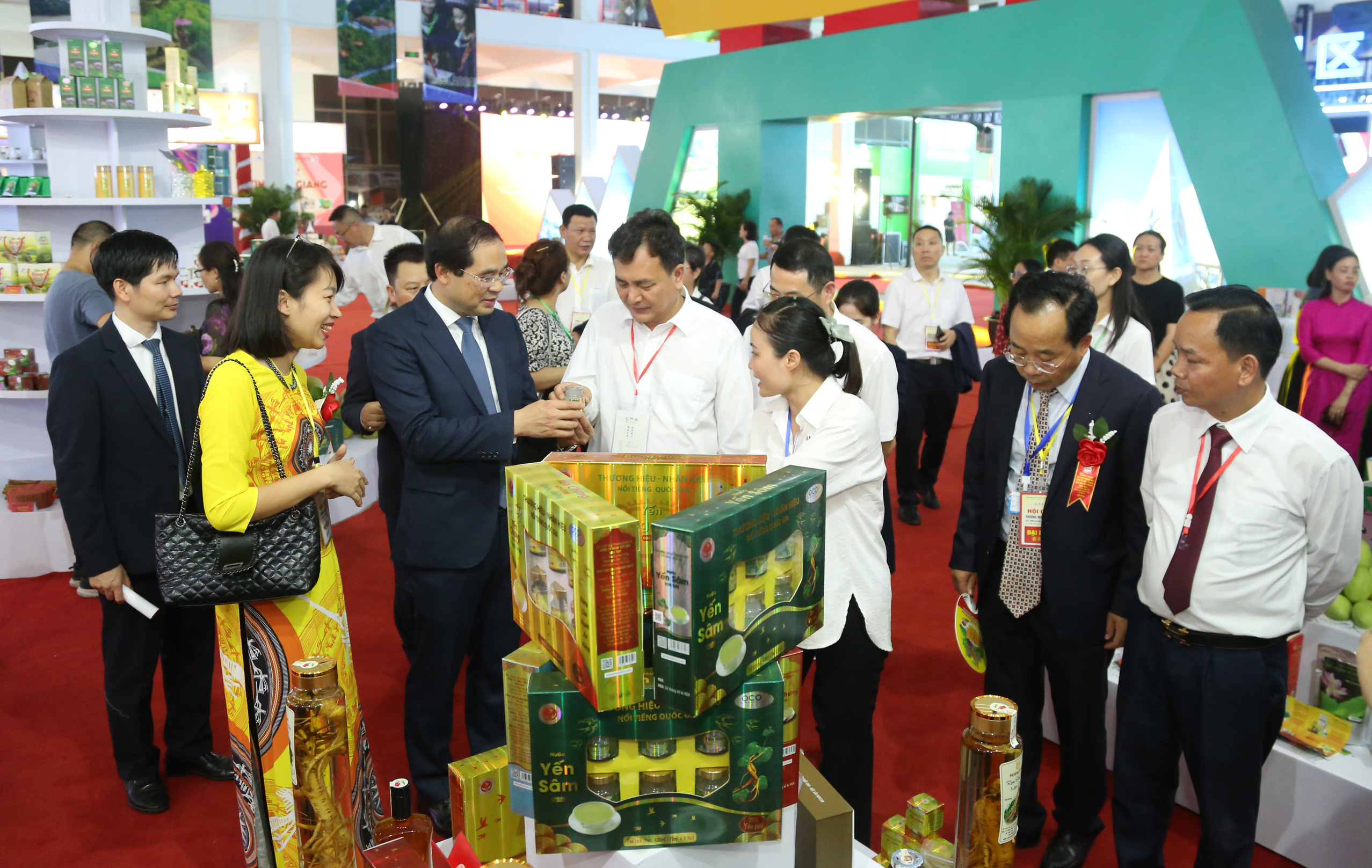 Các đại biểu tham quan gian hàng trưng bày tại hội chợ. N16.jpg