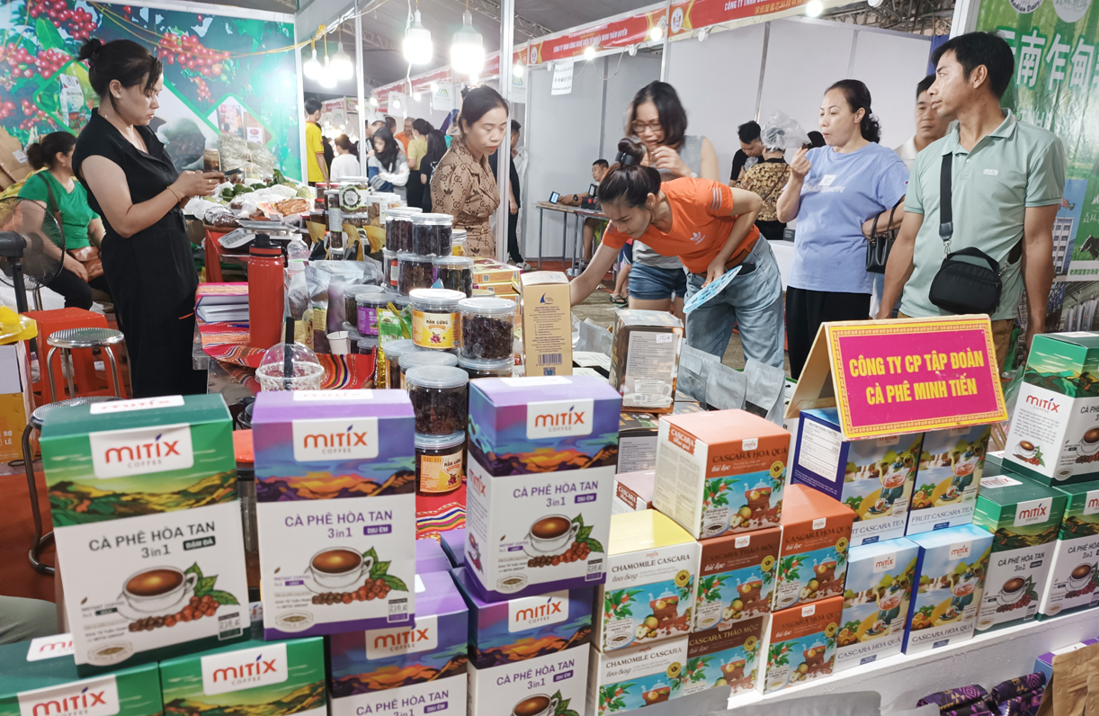 Sản phẩm cà phê của tỉnh Sơn La được giới thiệu tại hội chợ. N7.jpg