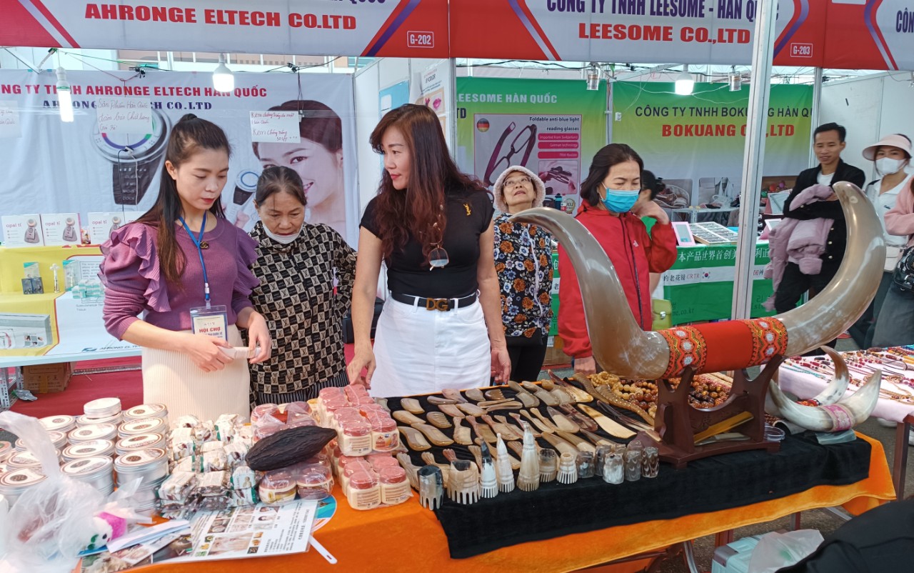 Có tới 529 gian hàng tiêu chuẩn. Trong đó, phía Trung Quốc có 156 gian của 109 doanh nghiệp đến từ 8 tỉnh, thành phố của Trung Quốc; nước thứ ba có 24 gian của 11 doanh nghiệp đến từ 8 quốc gia: Hàn Quốc, Thái Lan, Lào, Ghana, Zanbia, Afghanistan, Tây Ban Nha, Nga; phía Việt Nam có 349 gian của 165 doanh nghiệp đến từ 51 tỉnh, thành phố của Việt Nam. Trong ảnh: Gian hàng của Ghana tại hội chợ. D3.jpg