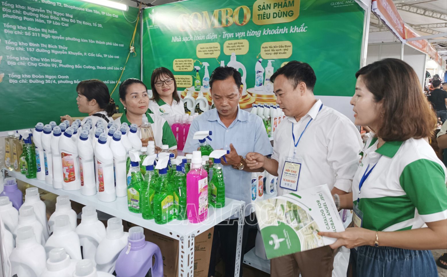 Ông Hoàng Ngọc Hà (thứ 2 từ phải sang) giới thiệu sản phẩm cho khách hàng. C6.jpg