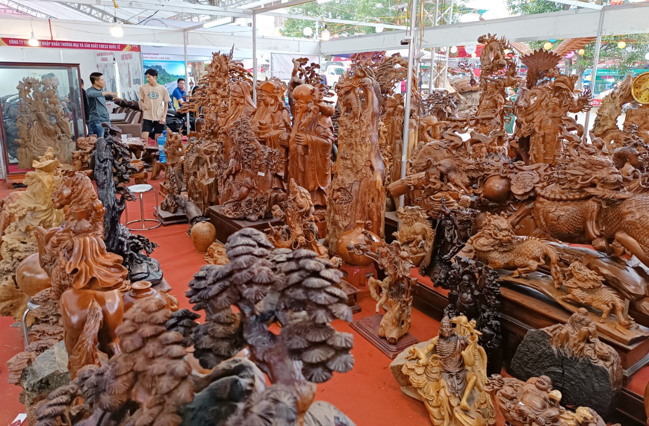 Gian trưng bày đồ thủ công mỹ nghệ tại hội chợ. N15.jpg