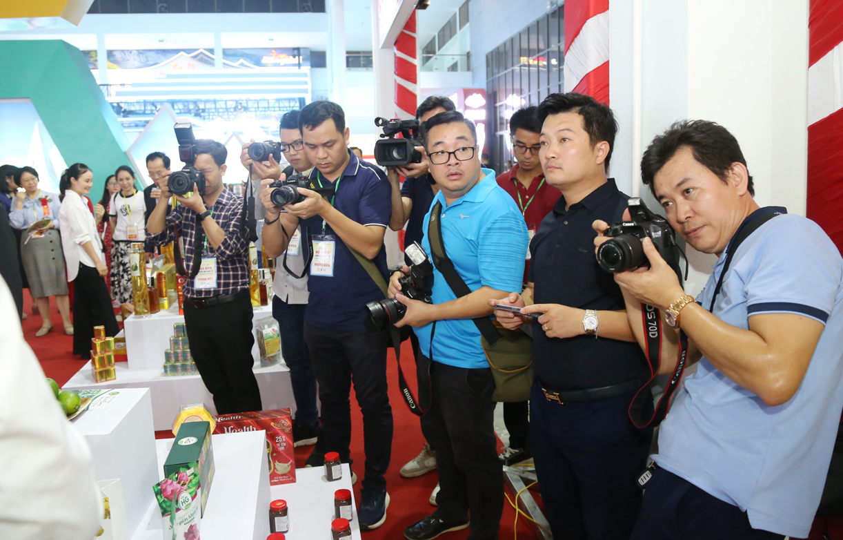 Công tác truyền thông về hội chợ bài bản, chuyên nghiệp. Thông qua hội chợ, các doanh nghiệp có thêm cơ hội giới thiệu về các sản phẩm và tìm kiếm đối tác hợp tác trong tiêu thụ sản phẩm và thực hiện xuất khẩu. Trong ảnh: Các phóng viên tác nghiệp tại hội chợ. D15.jpg