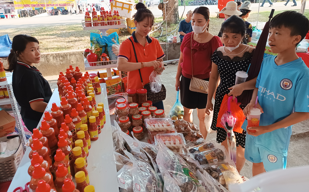 Sự thành công của hội chợ được chính quyền hai tỉnh Lào Cai (Việt Nam) và Vân Nam (Trung Quốc) kỳ vọng sẽ tạo sự bứt phá và động lực mới cho tăng trưởng xuất - nhập khẩu. Trong ảnh: Nhiều sản phẩm thế mạnh và đặc trưng của các địa phương được giới thiệu tại hội chợ. C13.jpg