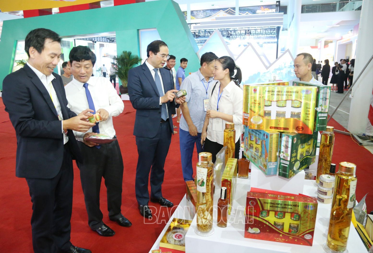 Lãnh đạo các tỉnh tham quan gian hàng trưng bày tại hội chợ. C2.jpg