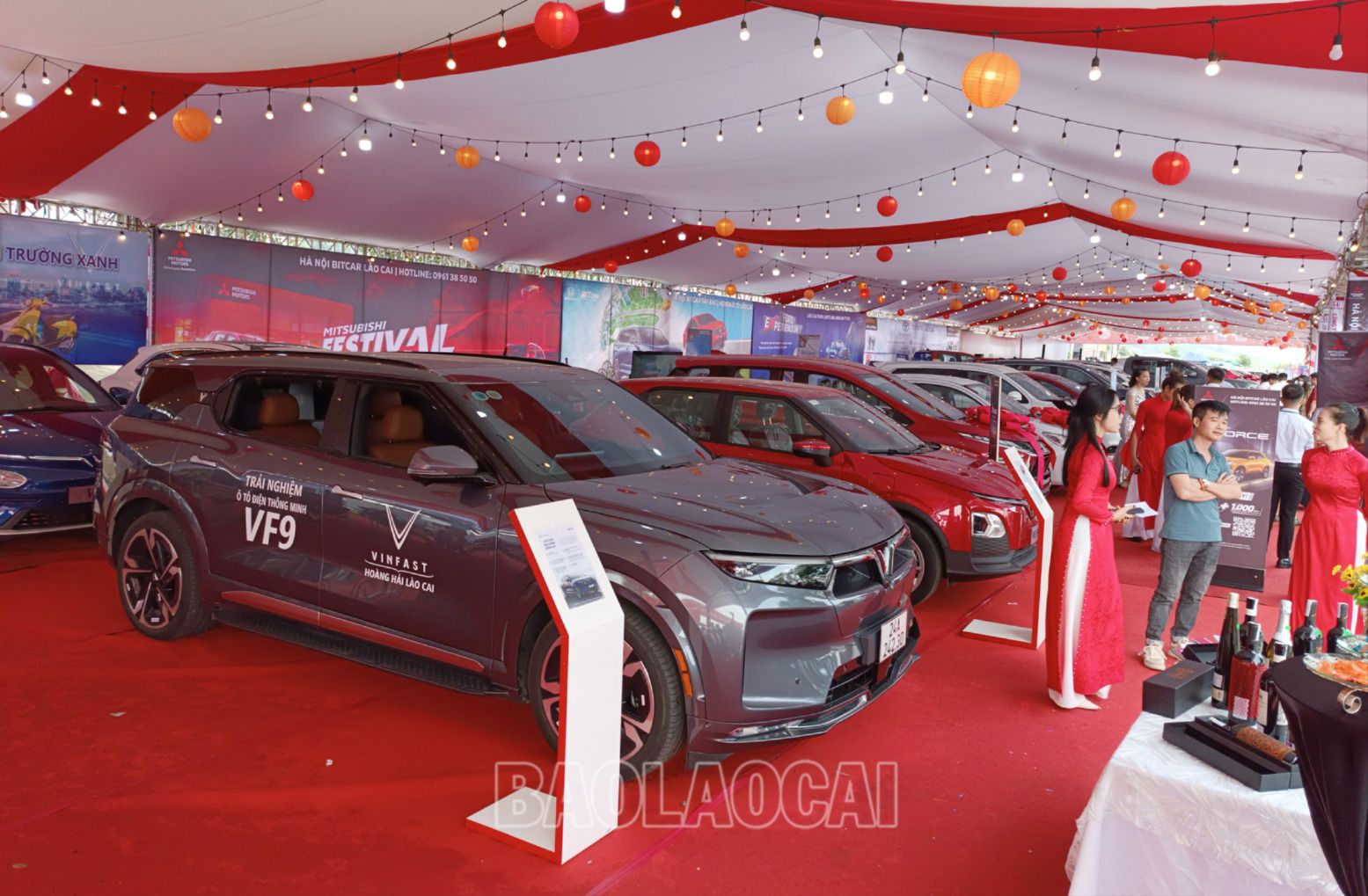 Khu trưng bày ô tô tại hội chợ. C3.jpg