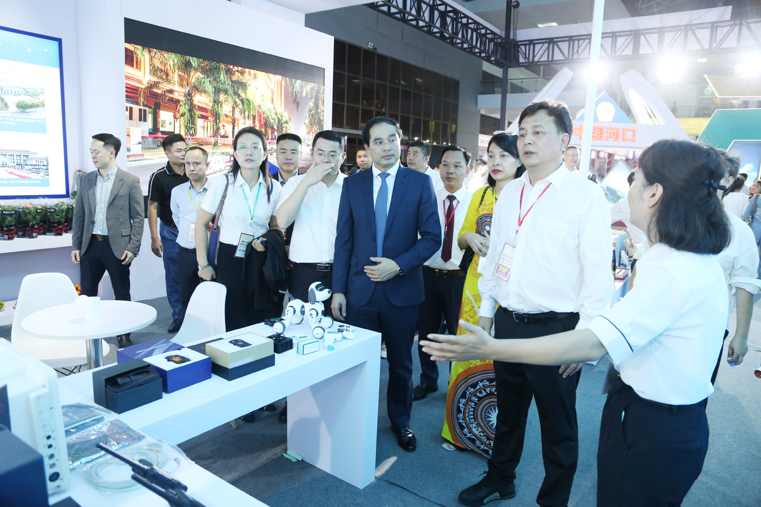 Hội chợ có sự tham dự của 51 tỉnh, thành phố của Việt Nam cùng nhiều quốc gia và vùng lãnh thổ. Trong ảnh: Các đại biểu tham quan gian hàng công nghệ của doanh nghiệp Trung Quốc tại hội chợ. D14.jpg