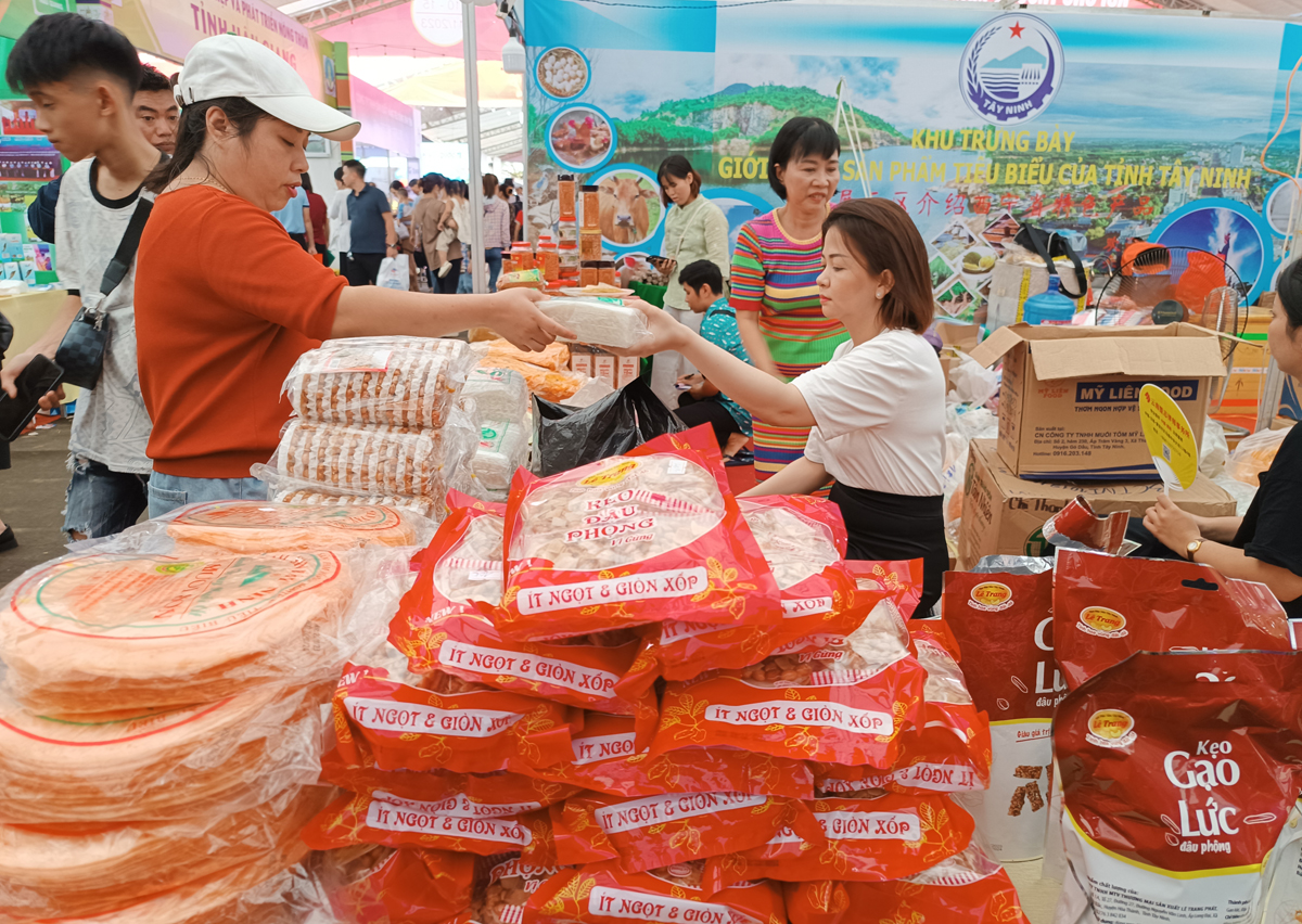 Nhiều sản phẩm OCOP của Lào Cai cũng như các tỉnh, thành phố đạt tiêu chuẩn từ 3 - 5 sao được giới thiệu đến người tiêu dùng. Trong ảnh: Gian hàng giới thiệu sản phẩm của tỉnh Lào Cai và tỉnh Tây Ninh. D8.jpg