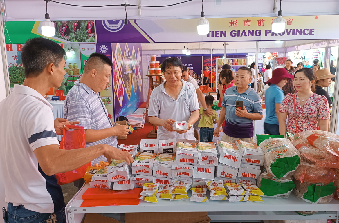 Thông qua hội chợ đã có trên 600 lượt giao thương, kết nối và trao đổi giữa doanh nghiệp Việt Nam và Trung Quốc, giữa doanh nghiệp của Lào Cai với doanh nghiệp các tỉnh, thành phố trong nước. Kết quả có 109 thoả thuận hợp tác, 22 cặp hợp đồng được ký kết. Trong ảnh: Khách hàng tham quan các gian hàng tại hội chợ. D12.jpg