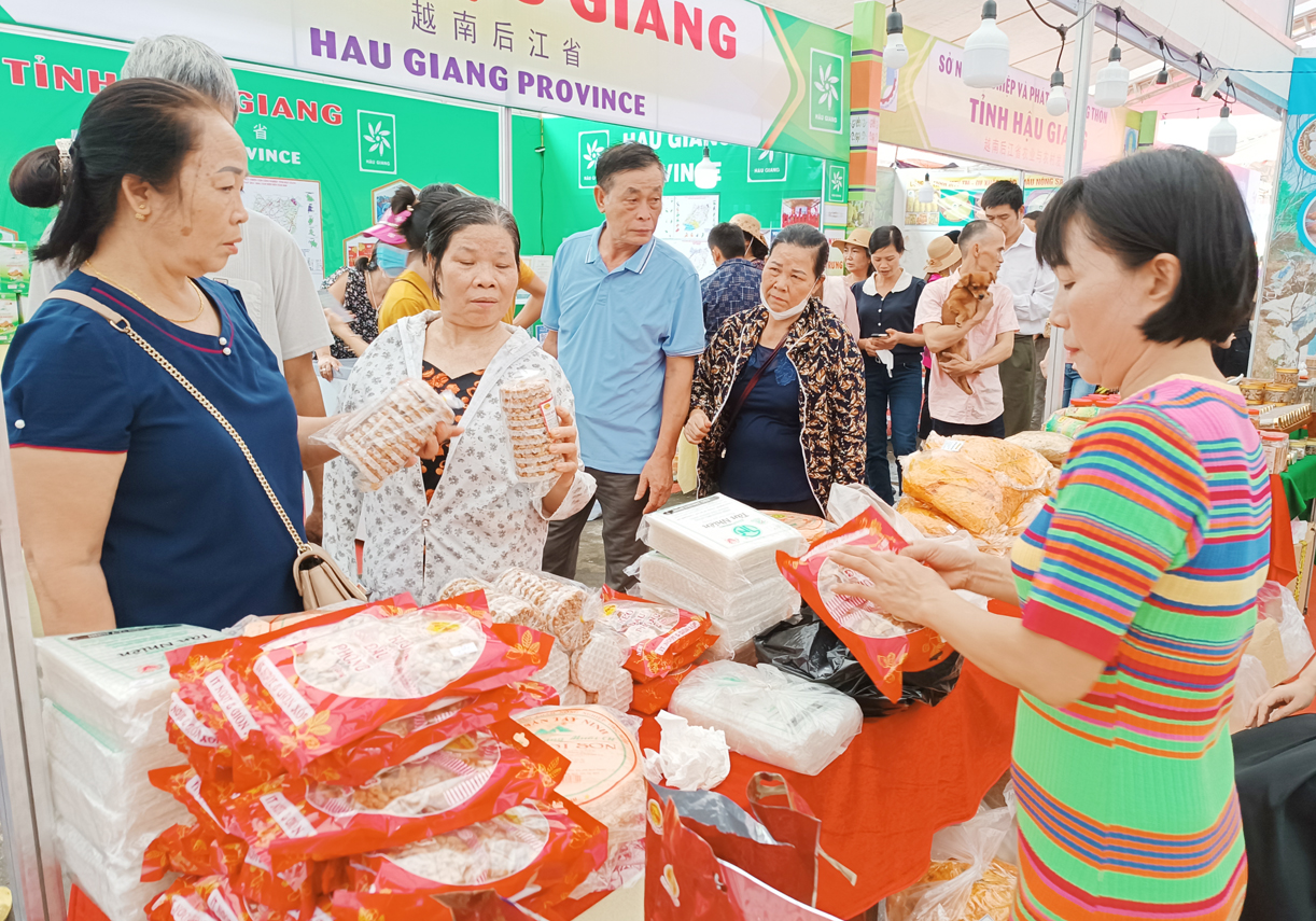 Lượng khách đến tham quan hội chợ rất đông. H1.jpg