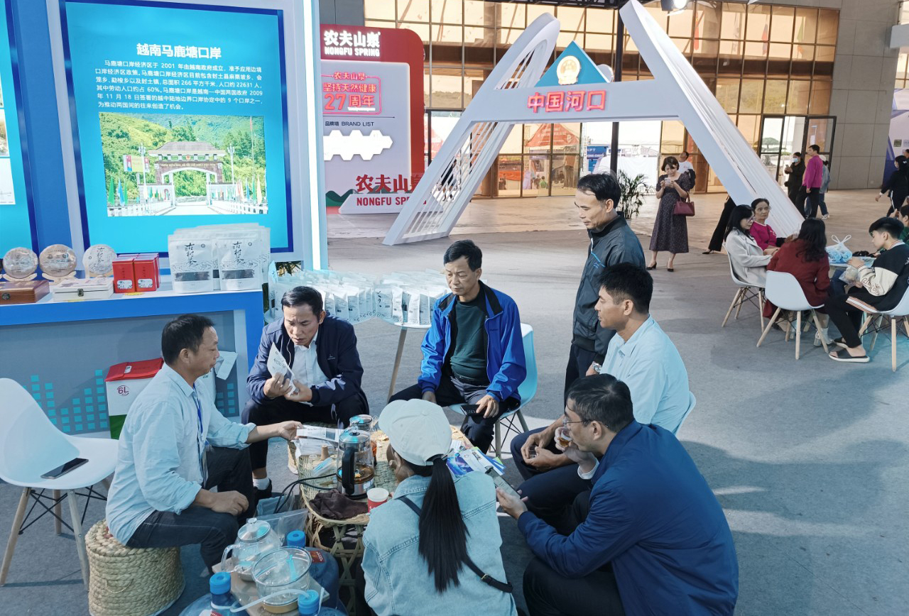 Hội chợ ghi nhận có lượng khách tham quan mua sắm tăng nhiều và doanh thu bán hàng của các doanh nghiệp đạt trên 60 tỷ đồng. Trong ảnh: Nhiều sản phẩm được giới thiệu tại hội chợ. D1.jpg