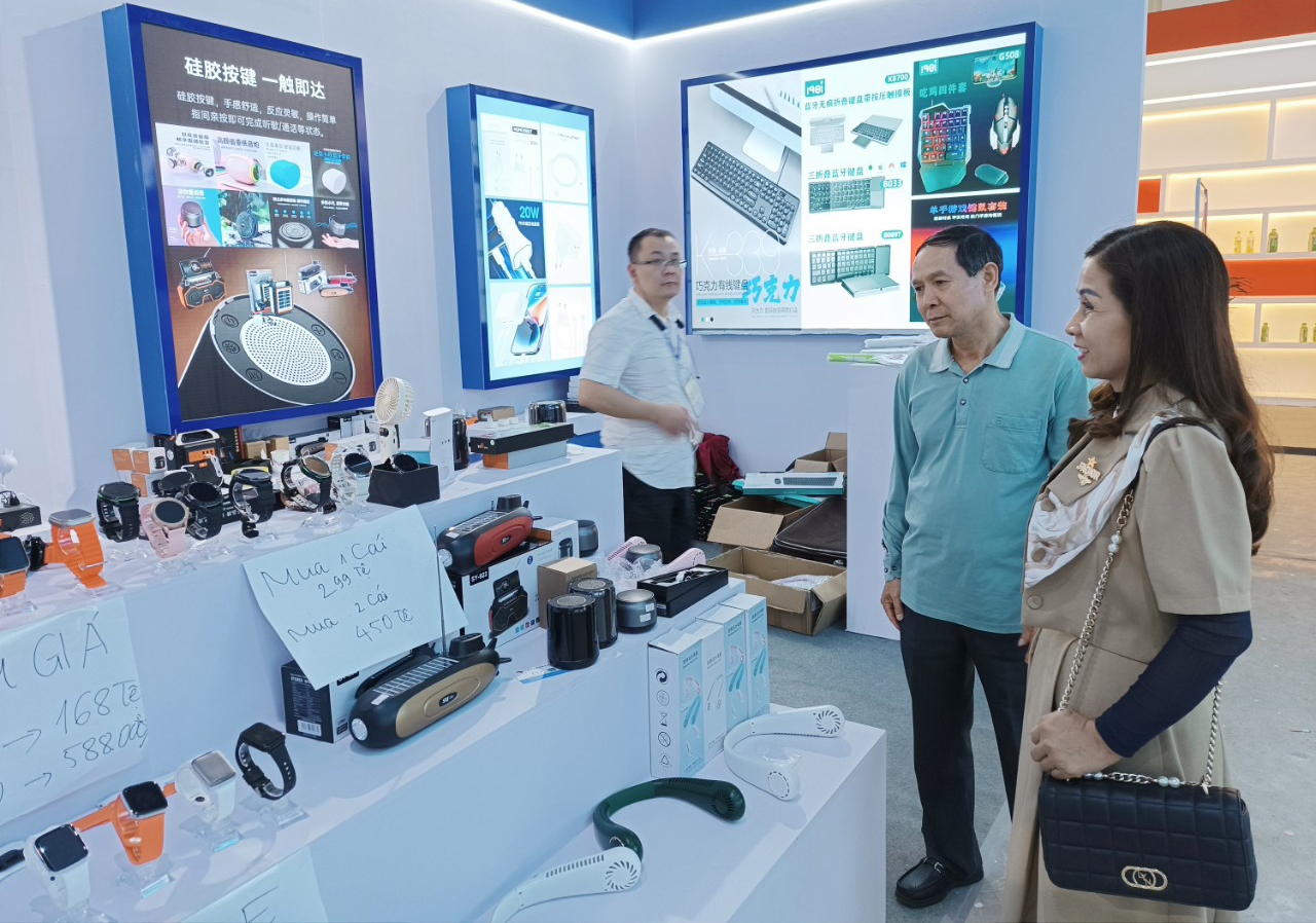 Các doanh nghiệp mang đến hội chợ các sản phẩm công nghệ trưng bày và bán cho khách. N13.jpg