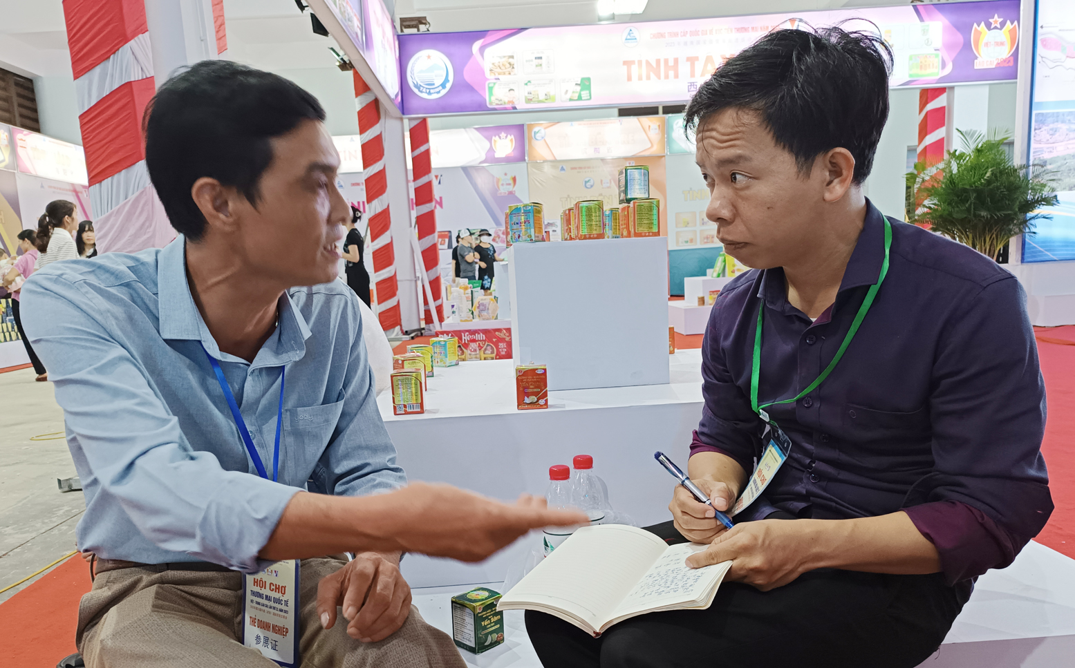 Giám đốc Công ty TNHH Yến Sào Kon Tum - Đặng Xuân Hùng trao đổi với phóng viên. C18.jpg
