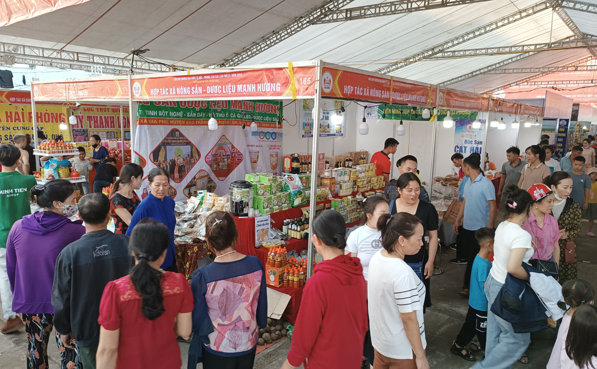 Các gian hàng tại hội chợ thu hút đông khách đến tham quan, mua sắm. C15.jpg