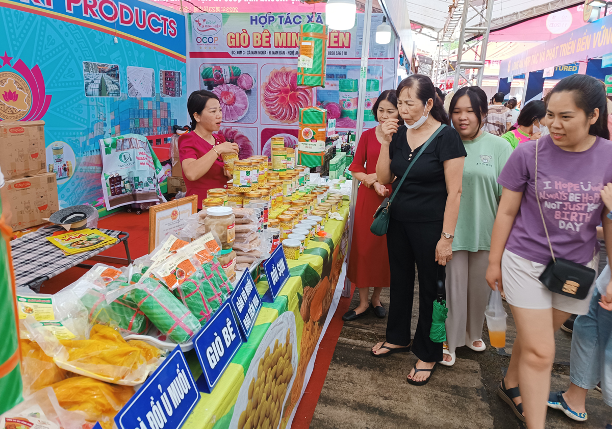 Sản phẩm OCOP các tỉnh, thành phố được trưng bày, giới thiệu và bán tại hội chợ. N1.jpg
