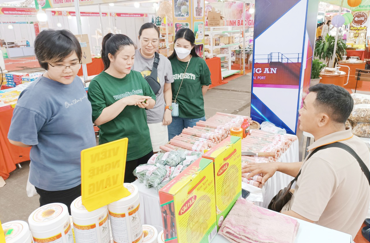 Tổng doanh thu bán hàng của các doanh nghiệp đạt hơn 60 tỷ đồng. N9.jpg