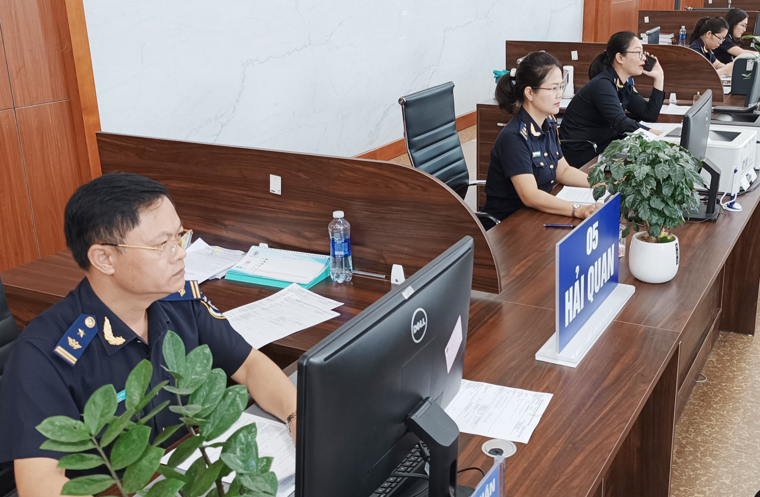 Cán bộ Chi Cục Hải quan Quốc tế Lào Cai tiếp nhận và làm thủ tục hải quan cho doanh nghiệp. HQ3.jpg