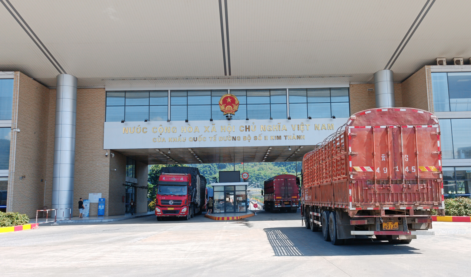 Hoạt động xuất - nhập khẩu hàng hóa qua Cửa khẩu Quốc tế đường bộ số II Kim Thành. HQ1.jpg
