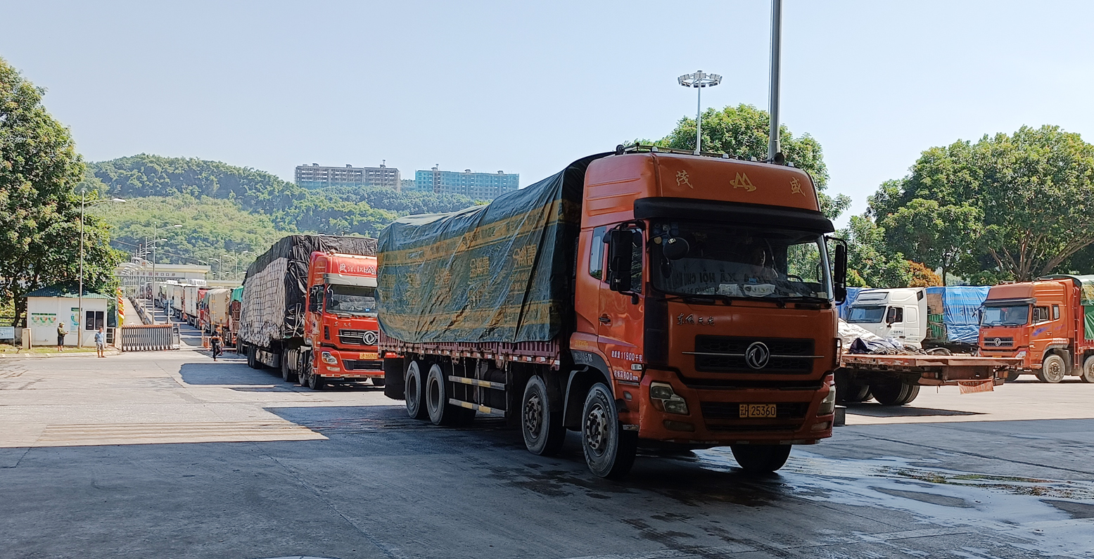 Mỗi ngày có khoảng 350 - 400 phương tiện vận chuyển hàng hóa xuất, nhập khẩu qua cửa khẩu. HQ2.jpg