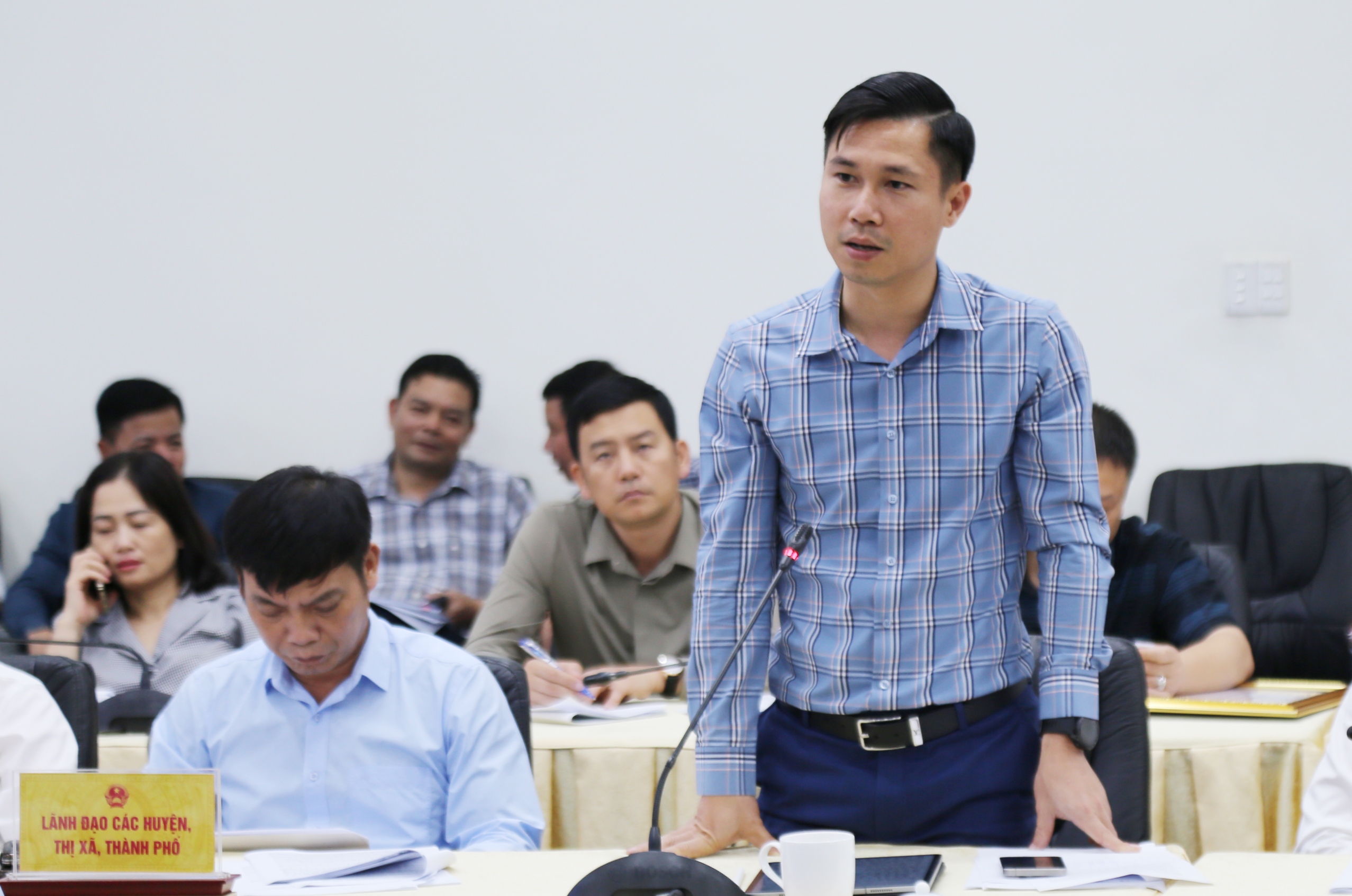 Lãnh đạo huyện Mường Khương thảo luận tại hội nghị. A1.jpg