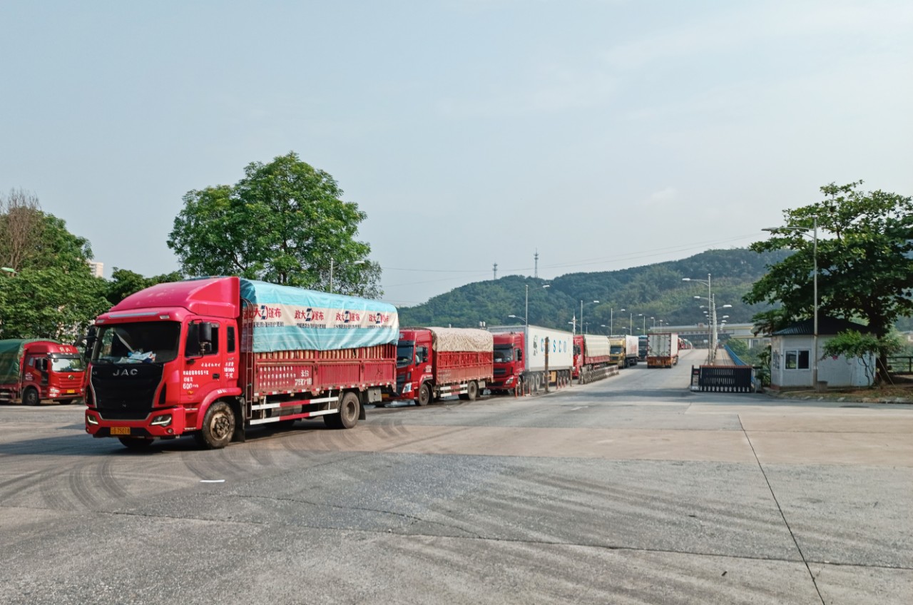 Lượng phương tiện thông quan tại Cửa khẩu Quốc tế đường bộ số II Kim Thành là hơn 470 xe/ngày. T.jpg