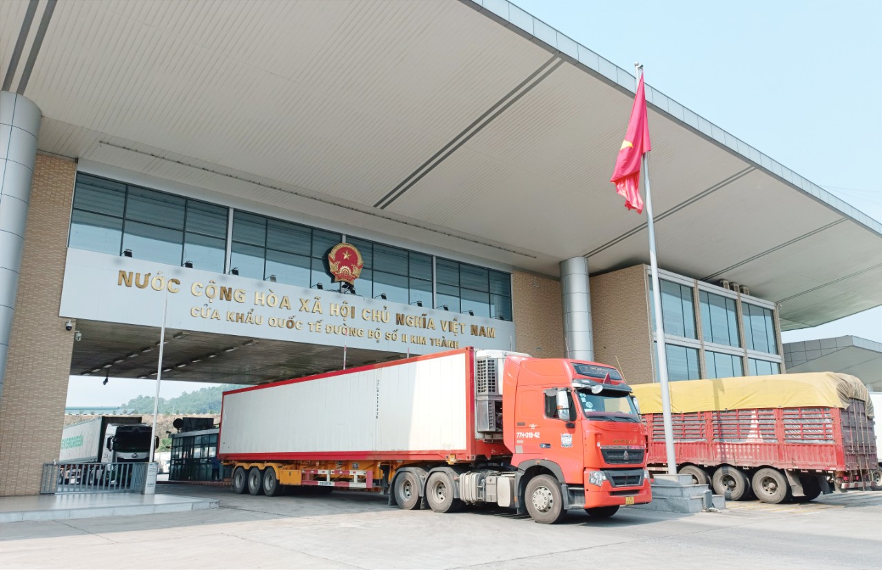 Hoạt động xuất - nhập khẩu hàng hóa tại Cửa khẩu Quốc tế đường bộ số II Kim Thành. L1.jpg