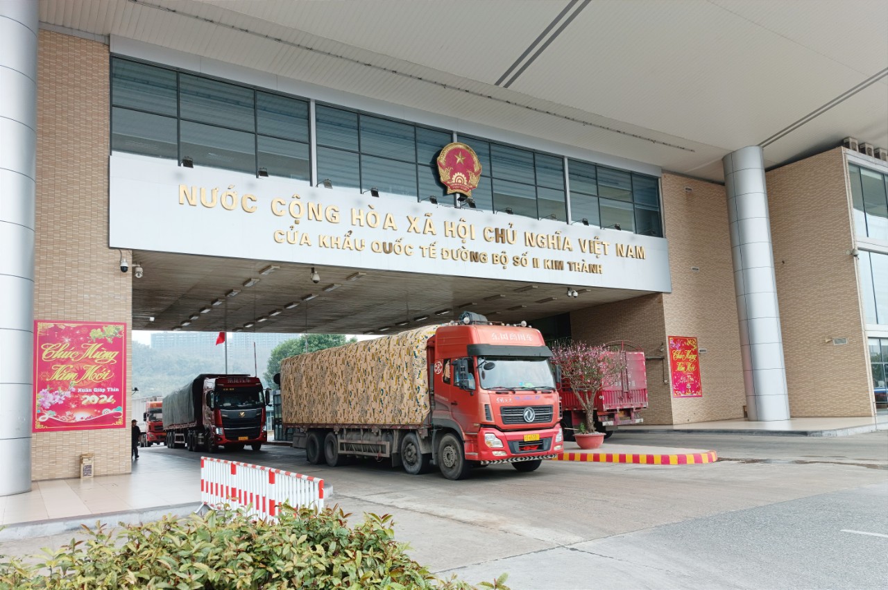 Hoạt động xuất - nhập khẩu hàng hoá tại Cửa khẩu Quốc tế đường bộ số II Kim Thành. HQ.jpg