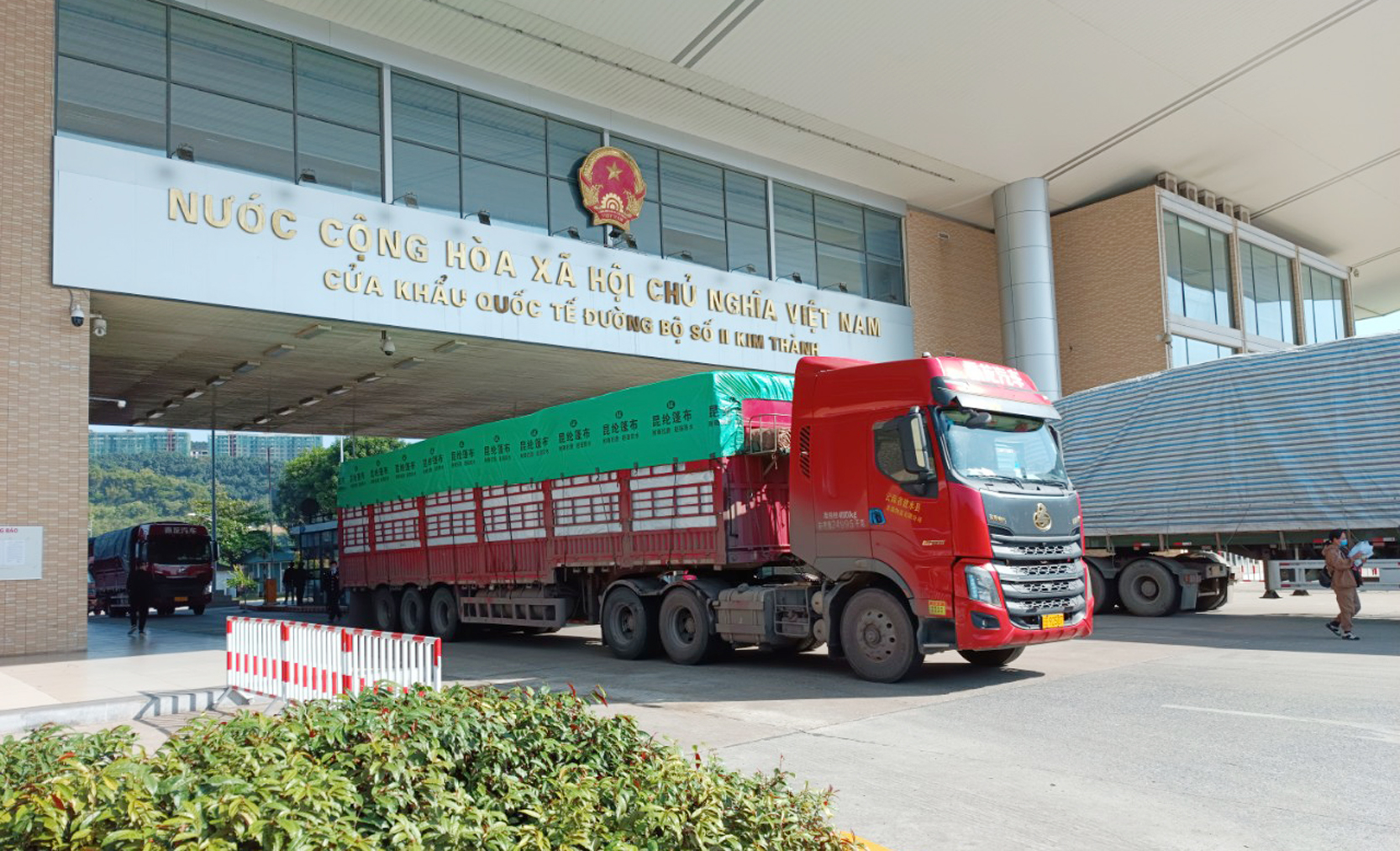 Hàng hoá xuất - nhập khẩu qua Cửa khẩu Kim Thành II. t2-371.jpg