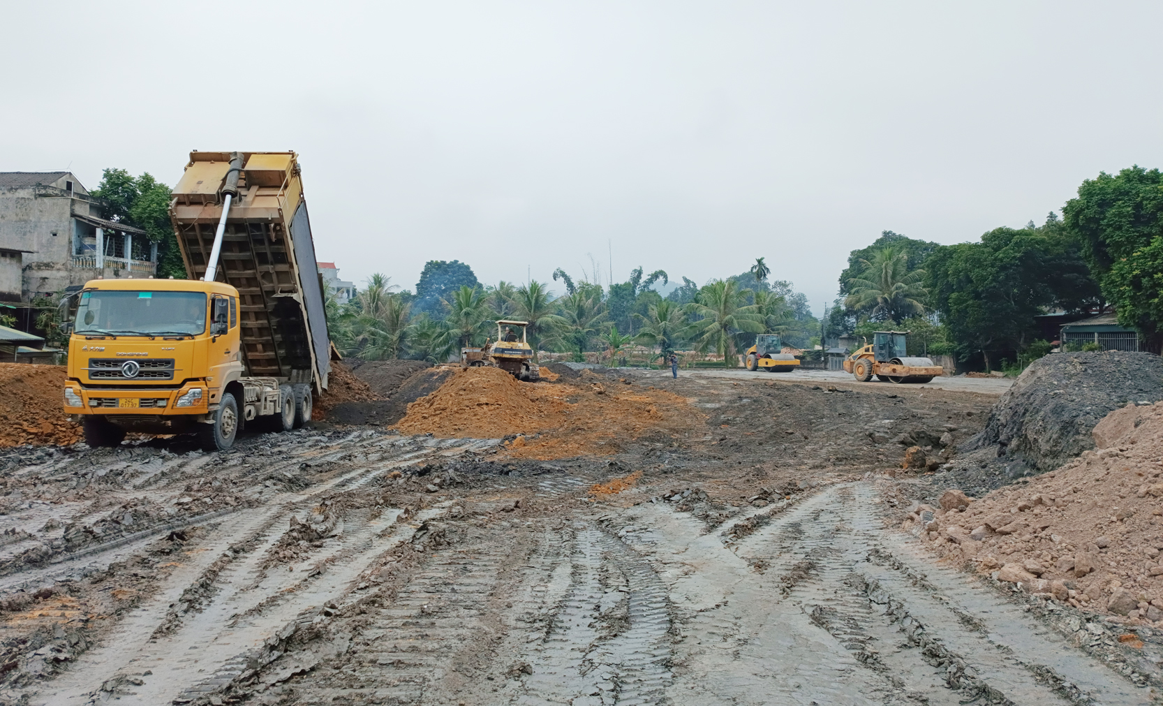 Thời tiết thuận lợi, các nhà thầu đẩy nhanh tiến độ thi công các công trình, dự án trên địa bàn tỉnh. d1-936.jpg